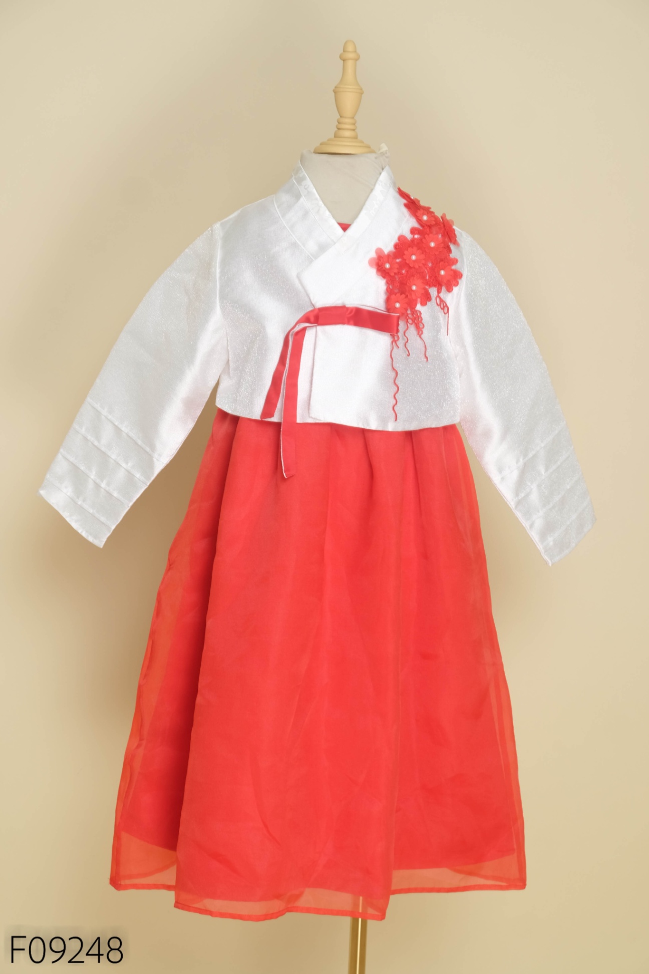 Set hanbok váy đỏ + áo trắng đính hoa đỏ kid