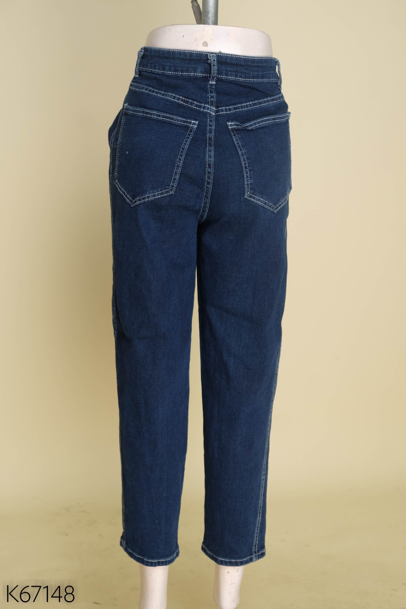 Quần jeans xanh chỉ trắng