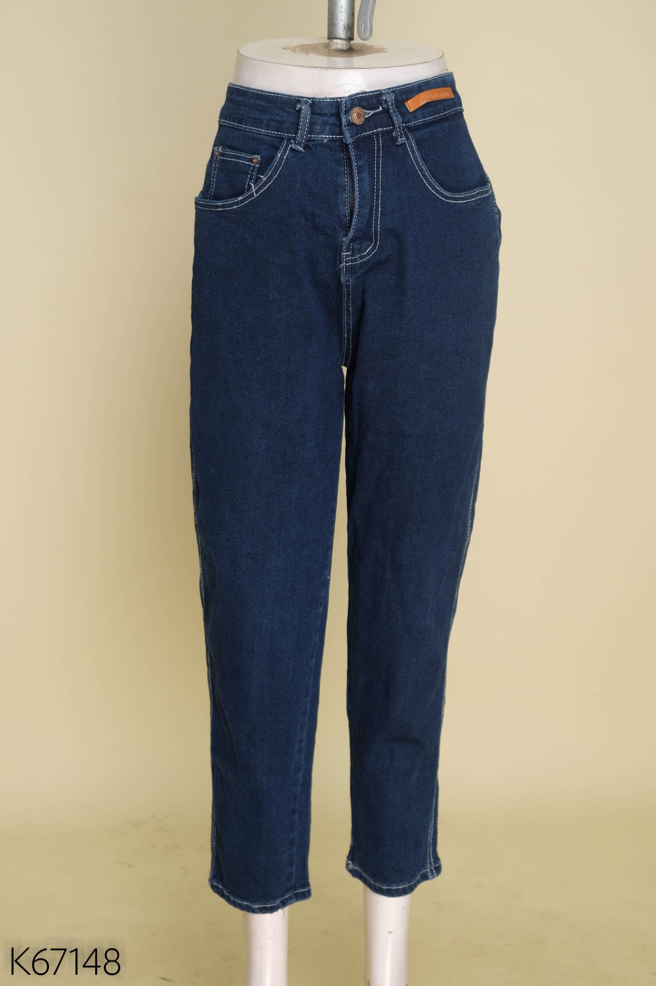 Quần jeans xanh chỉ trắng