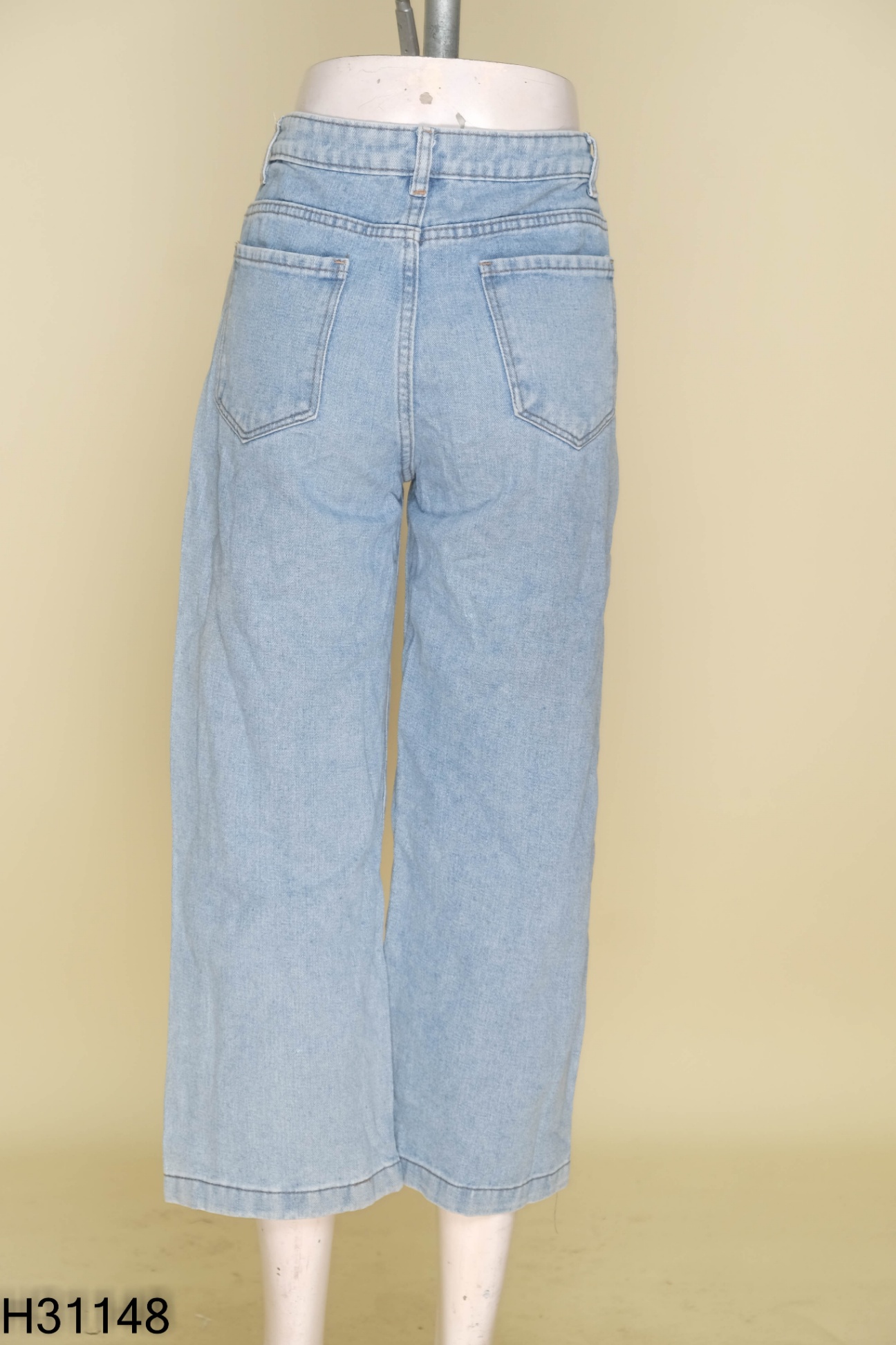 Quần jeans xanh nhạt