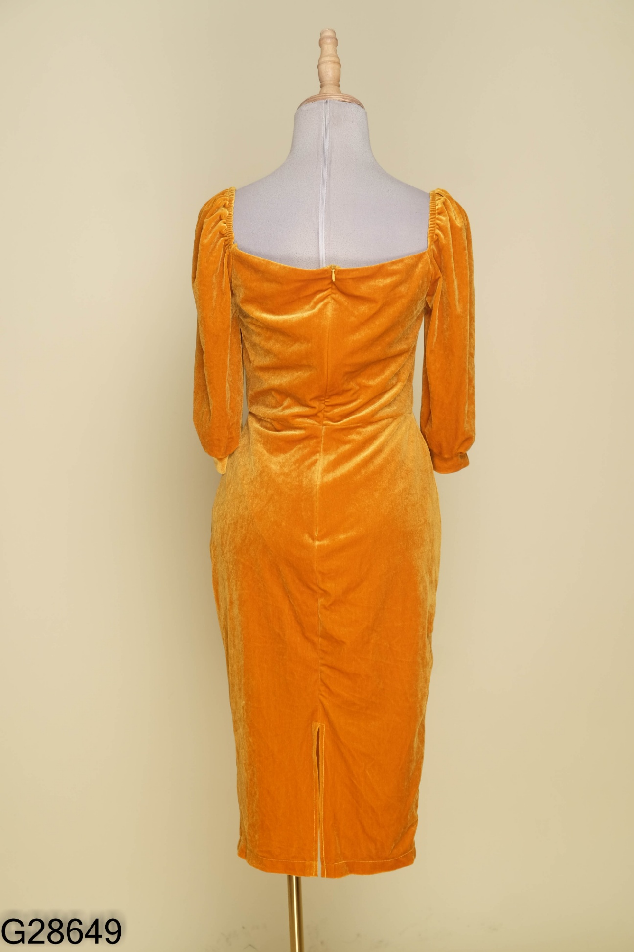 Váy B.COLLECTION DESIGN nhung vàng cổ vuông