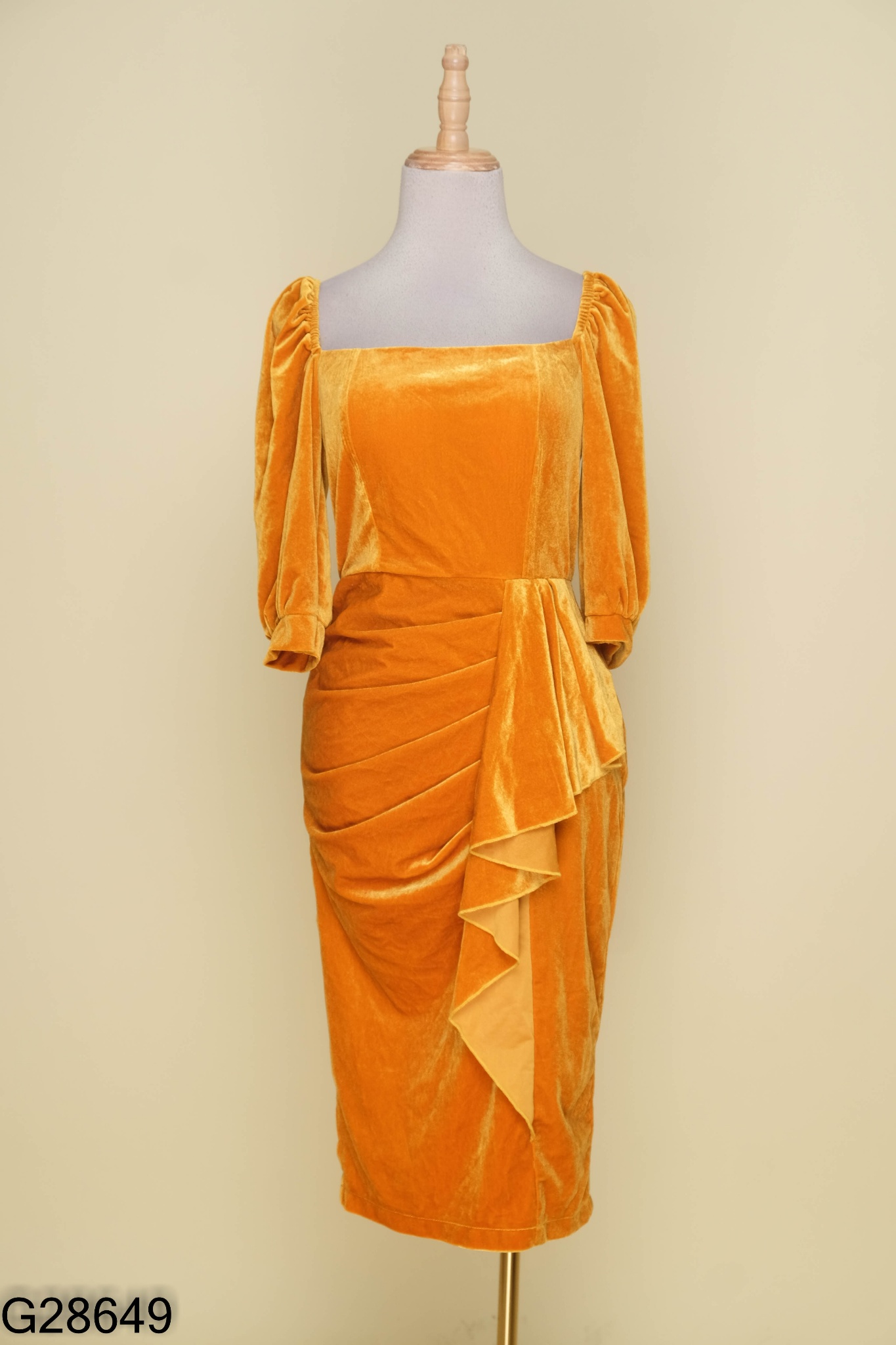 Váy B.COLLECTION DESIGN nhung vàng cổ vuông