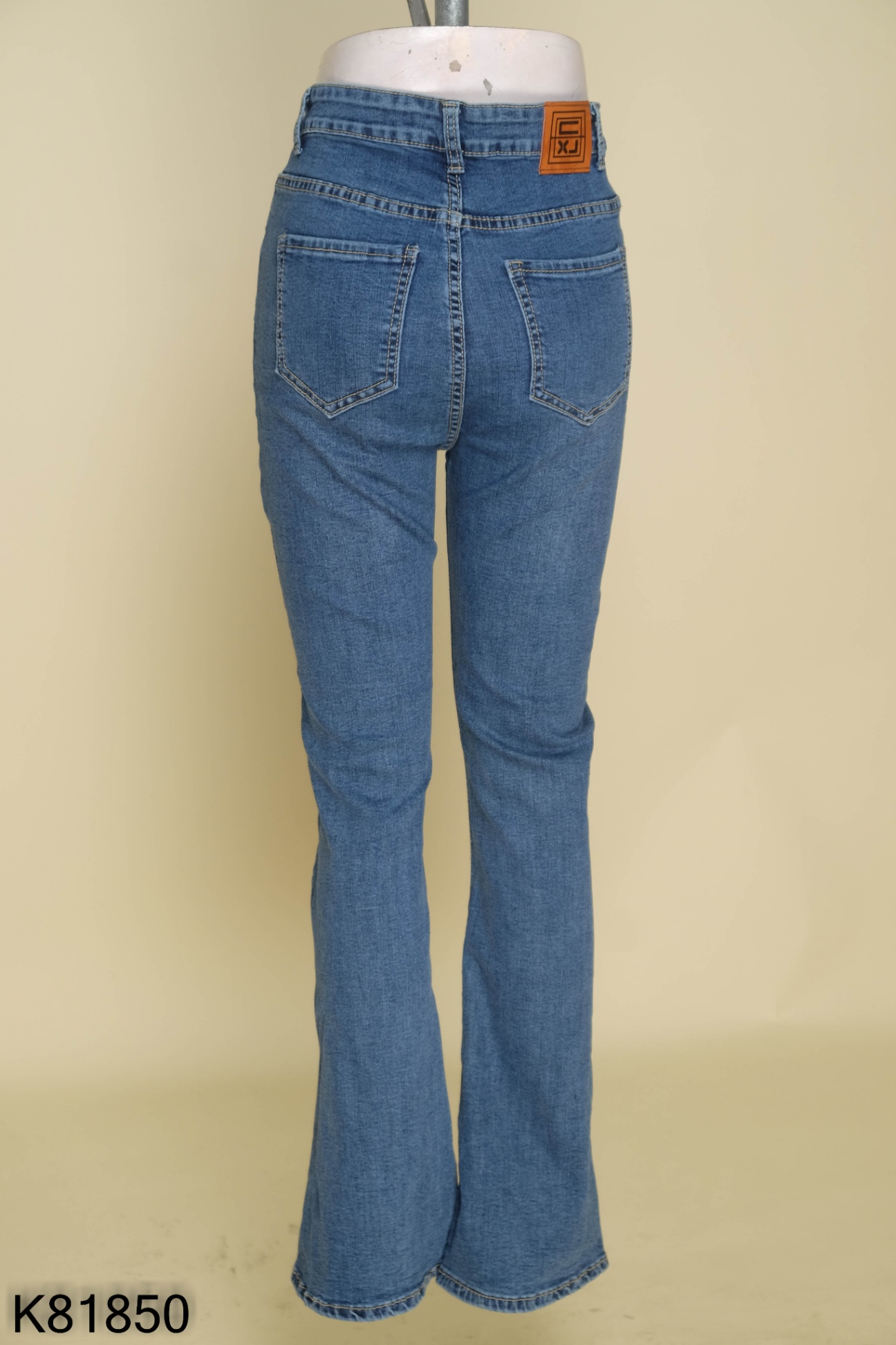 Quần jeans xanh loe xẻ gấu