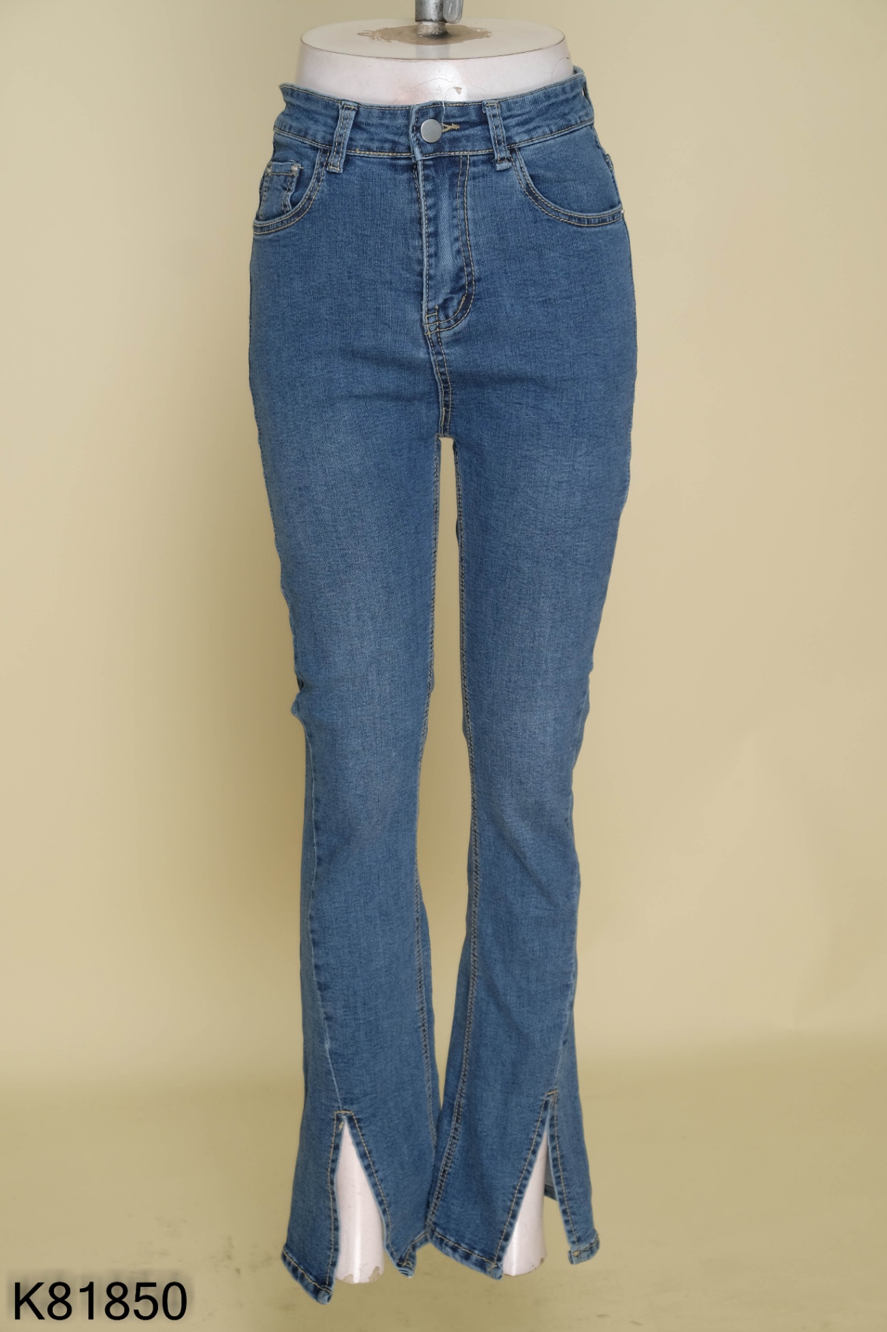 Quần jeans xanh loe xẻ gấu