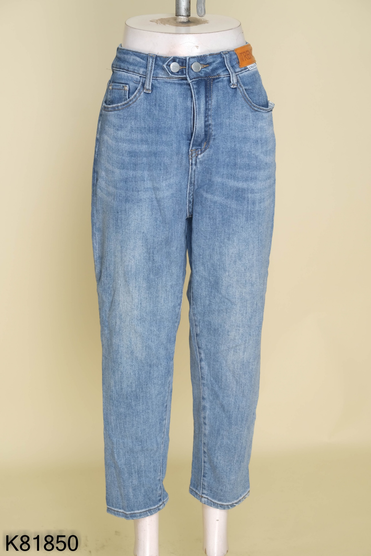 Quần jeans xanh trơn