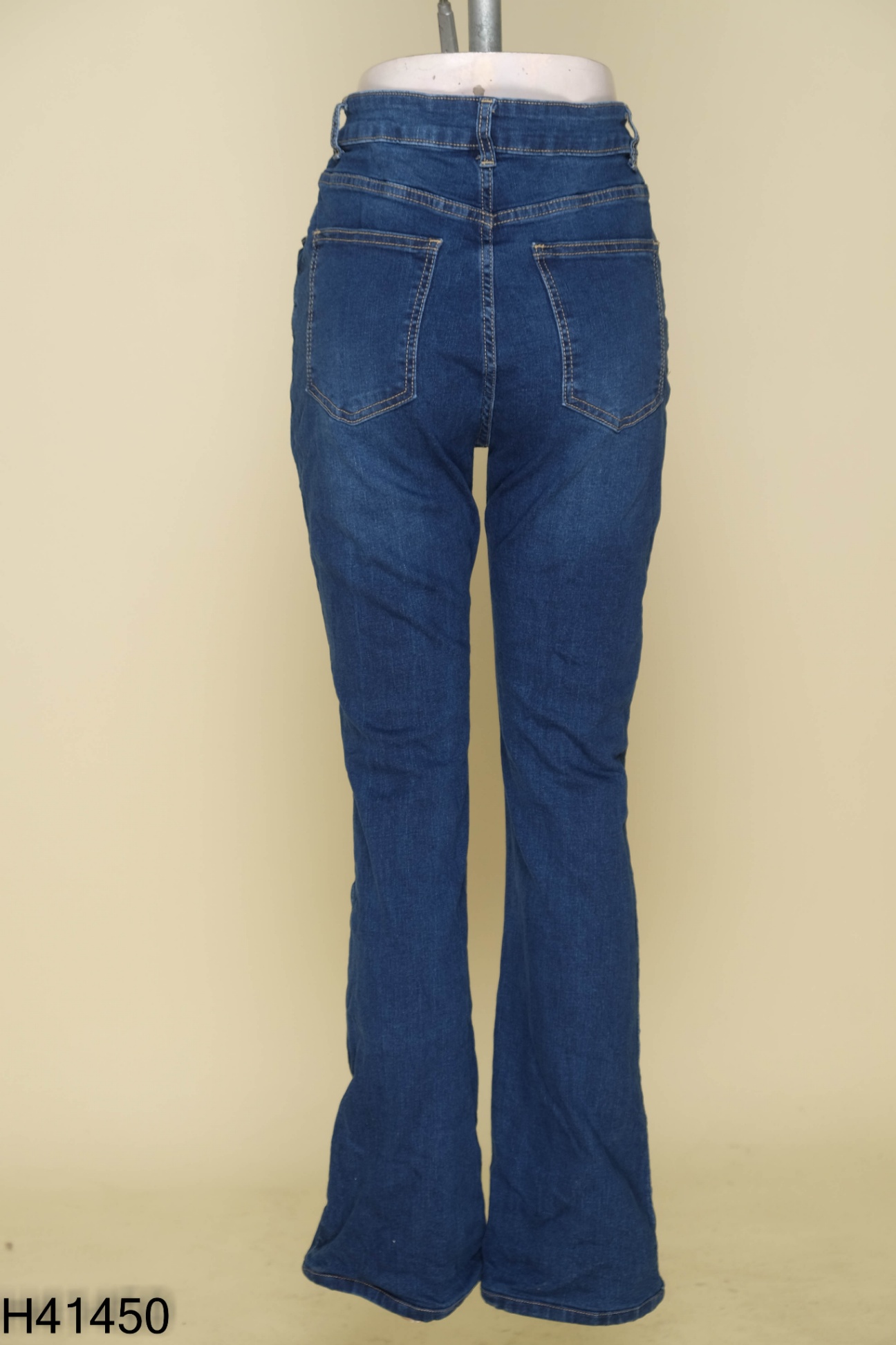 Quần jeans xanh dáng loe