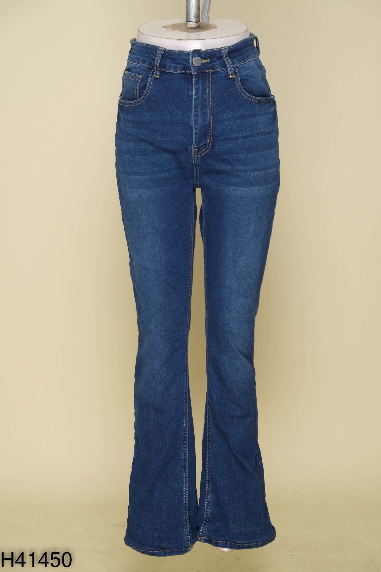 Quần jeans xanh dáng loe