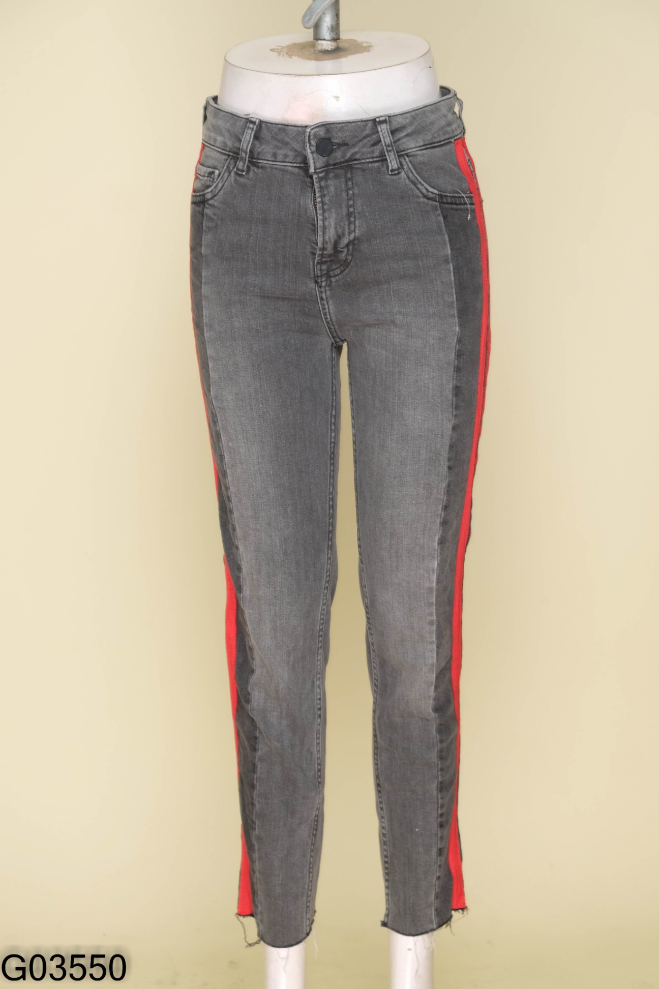 Quần jeans MANGO xám sọc đỏ