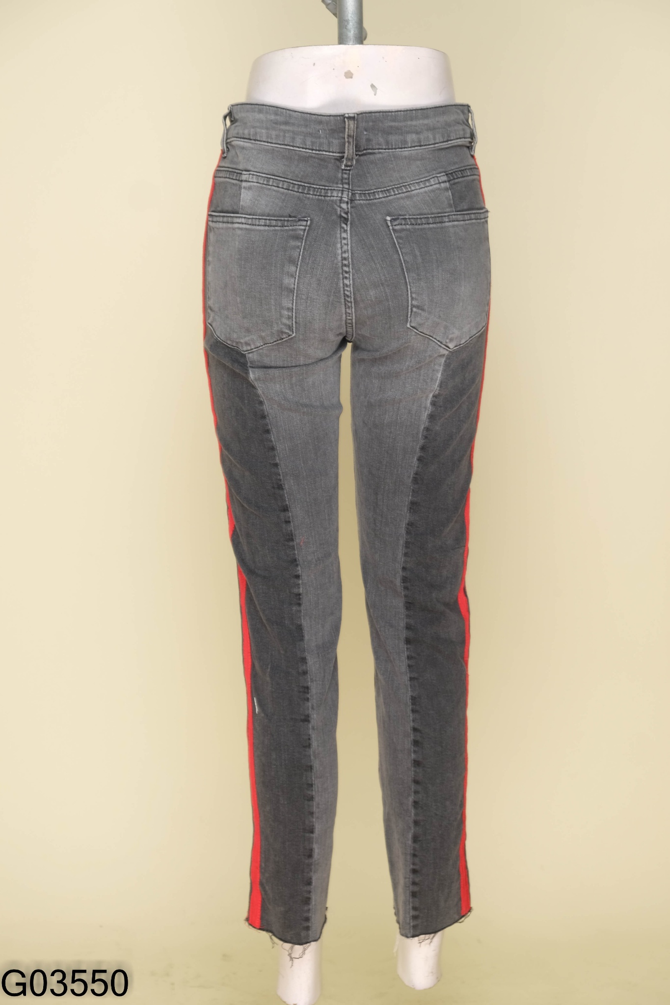 Quần jeans MANGO xám sọc đỏ