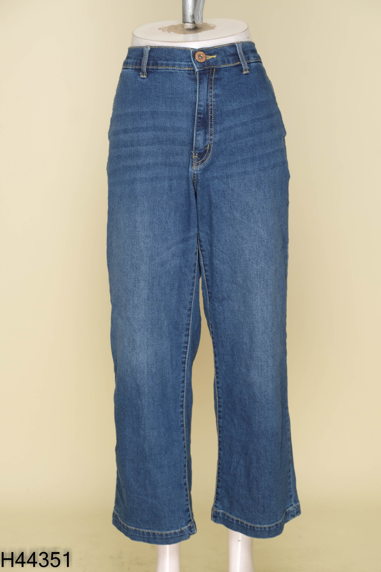 Quần jeans xanh trơn