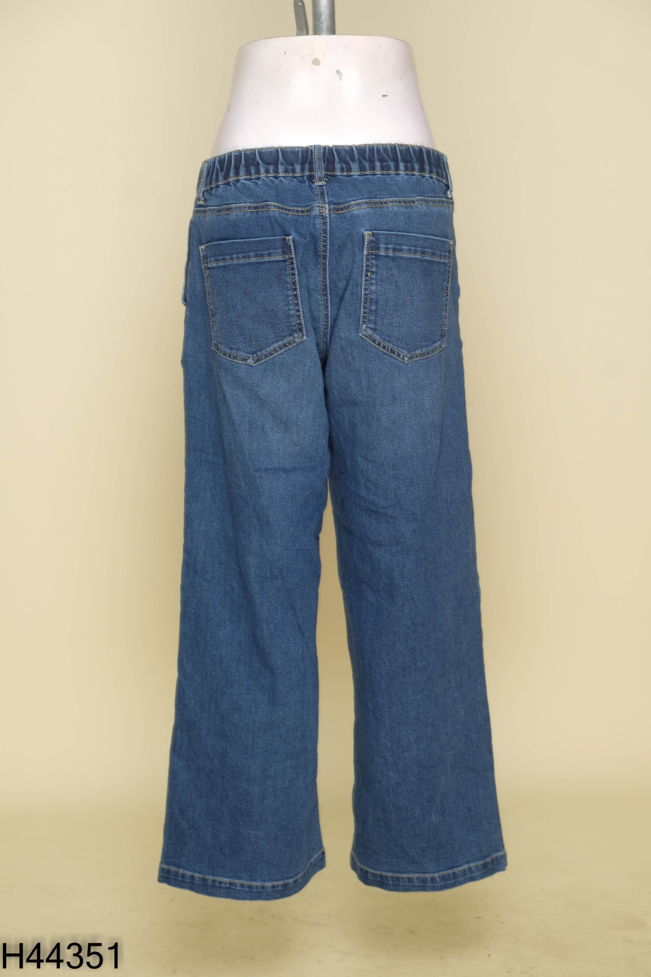 Quần jeans xanh trơn