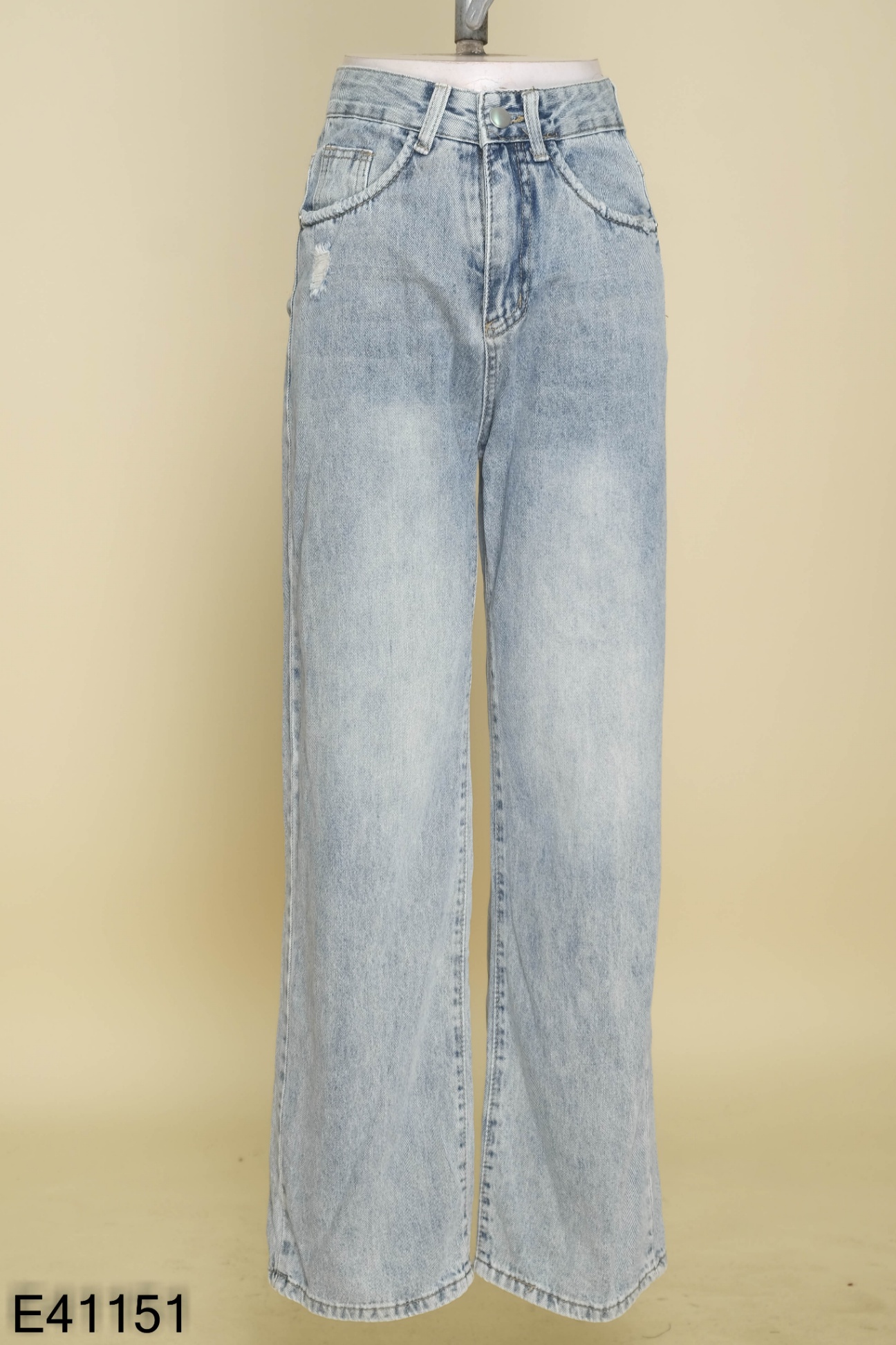 Quần jeans xanh nhạt