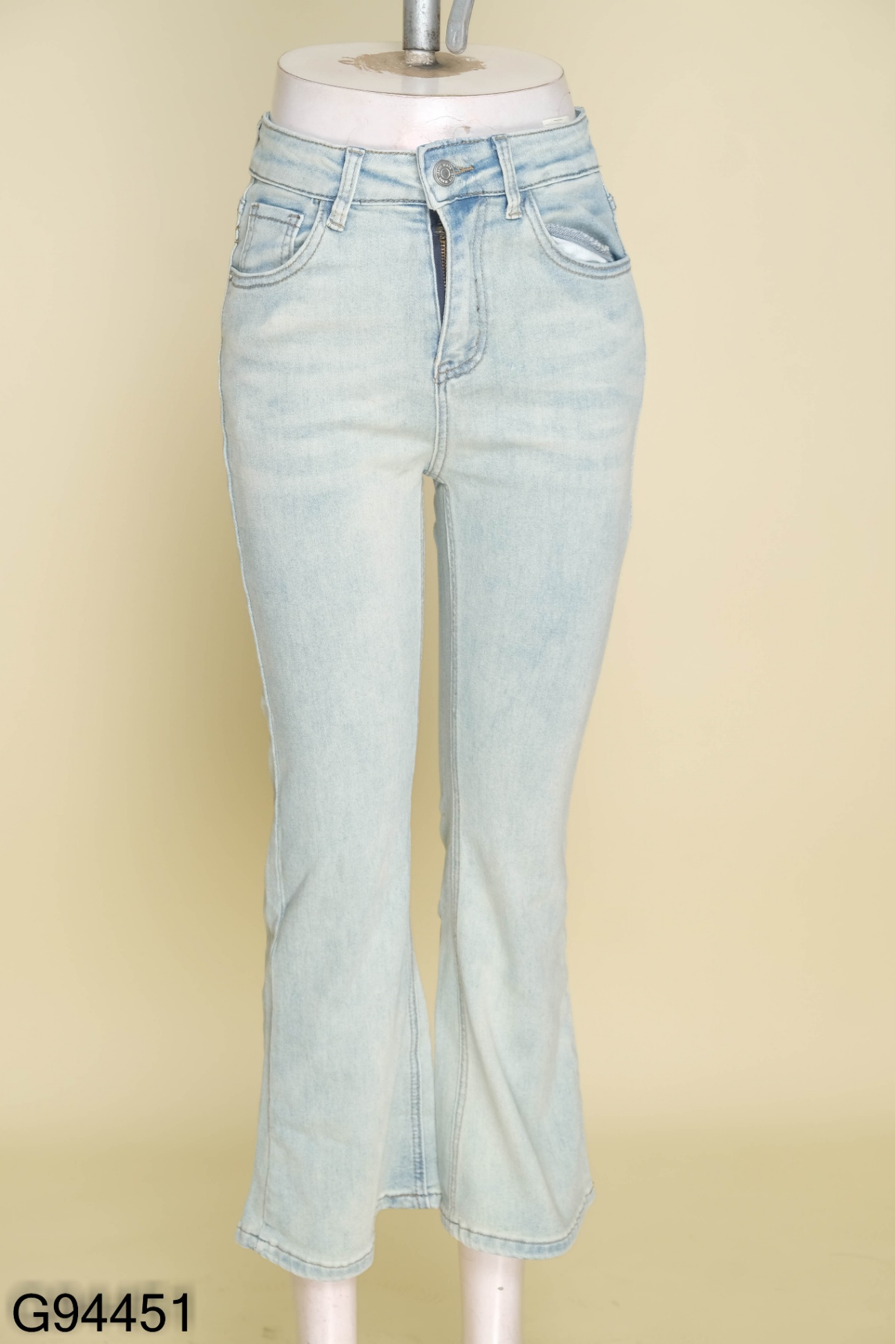 Quần jeans xanh ống loe