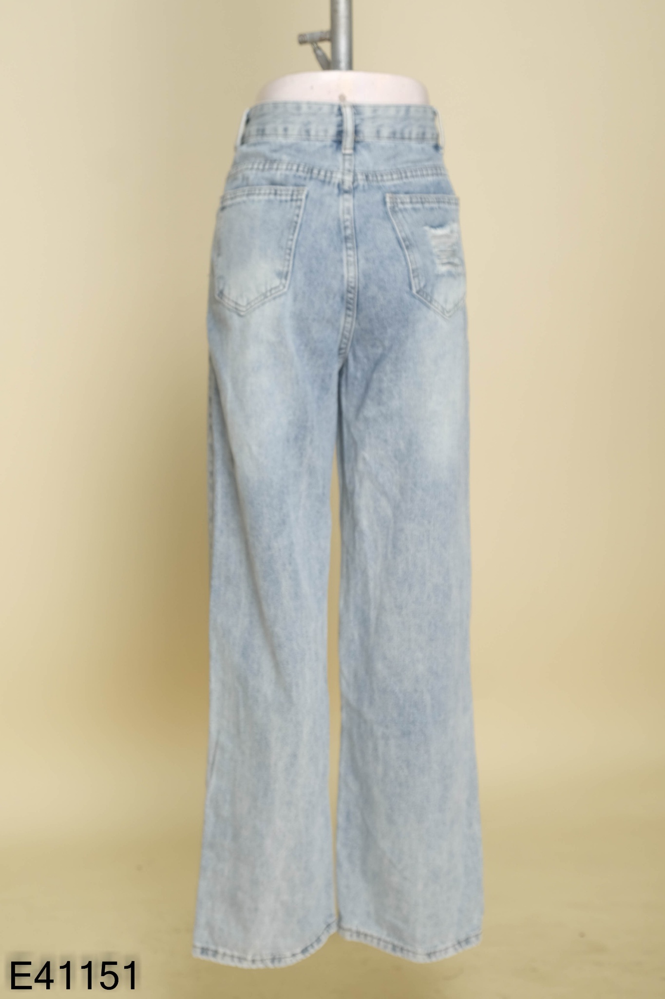 Quần jeans xanh nhạt