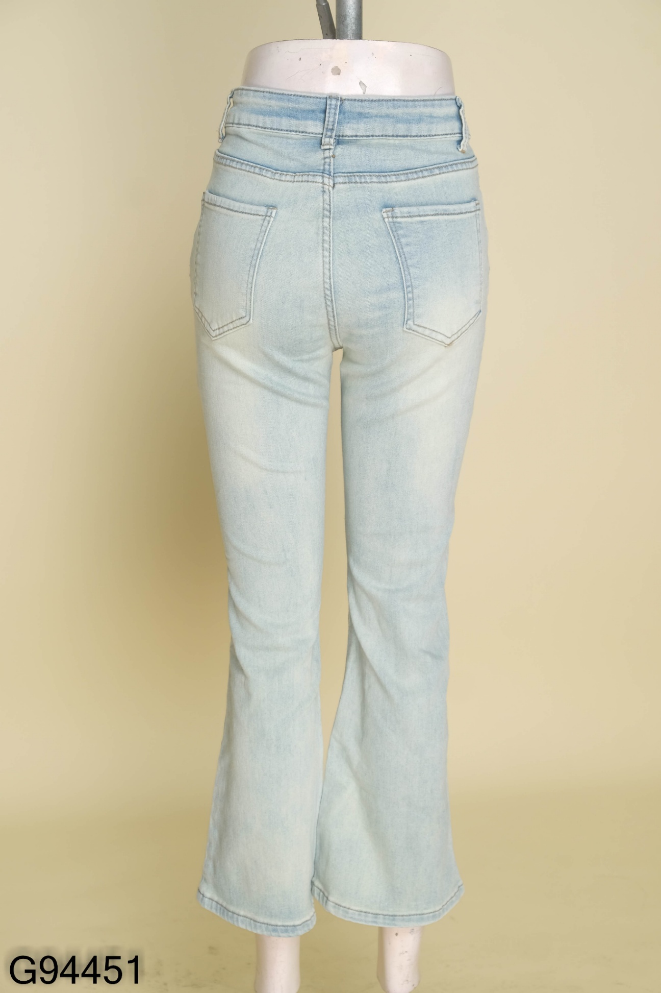 Quần jeans xanh ống loe