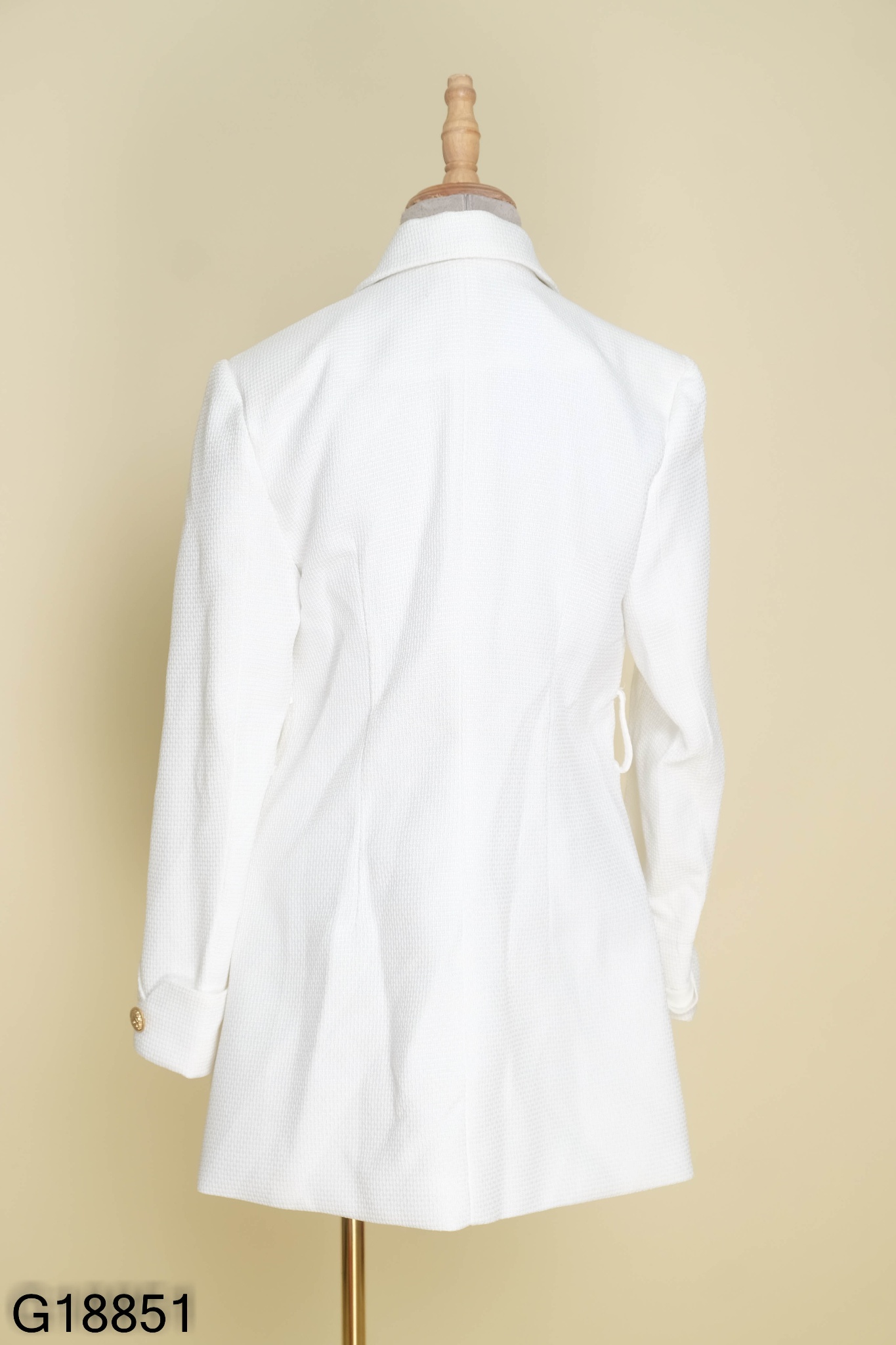 NEWTAG Áo trắng RICCI cổ vest cúc vàng