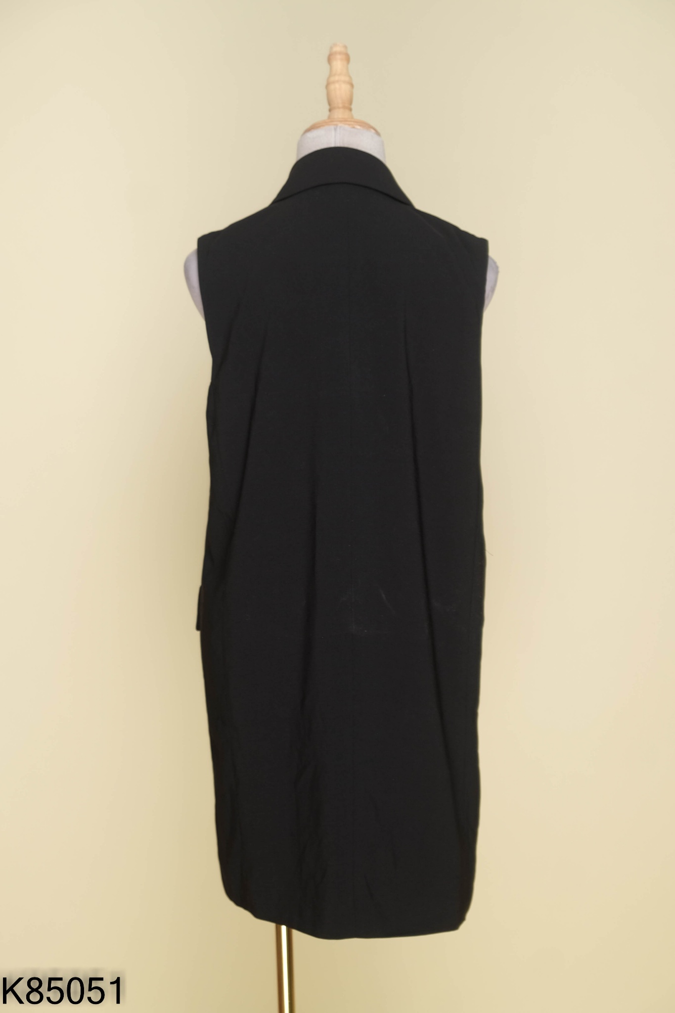Váy nhỡ đen cổ vest sát nách
