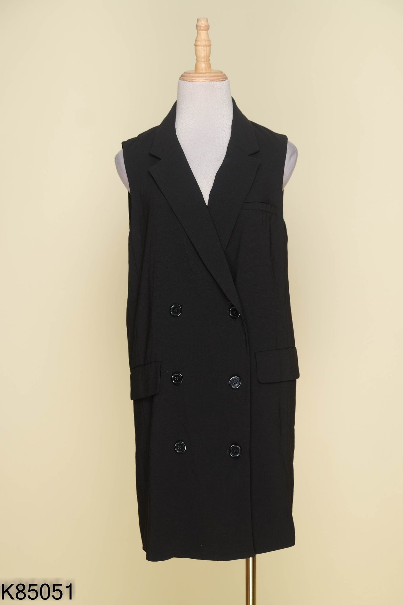 Váy nhỡ đen cổ vest sát nách