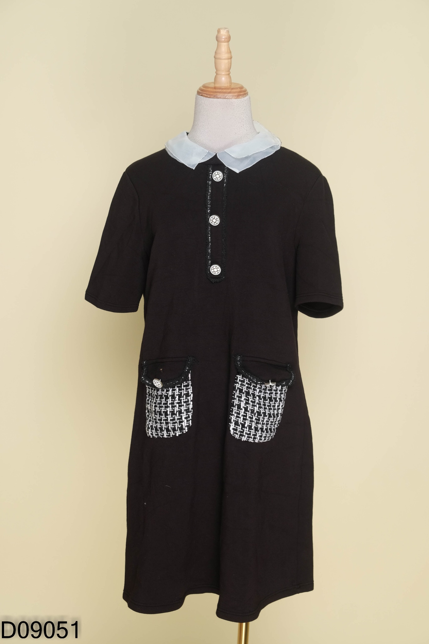 Váy đen phối cúc cổ trắng