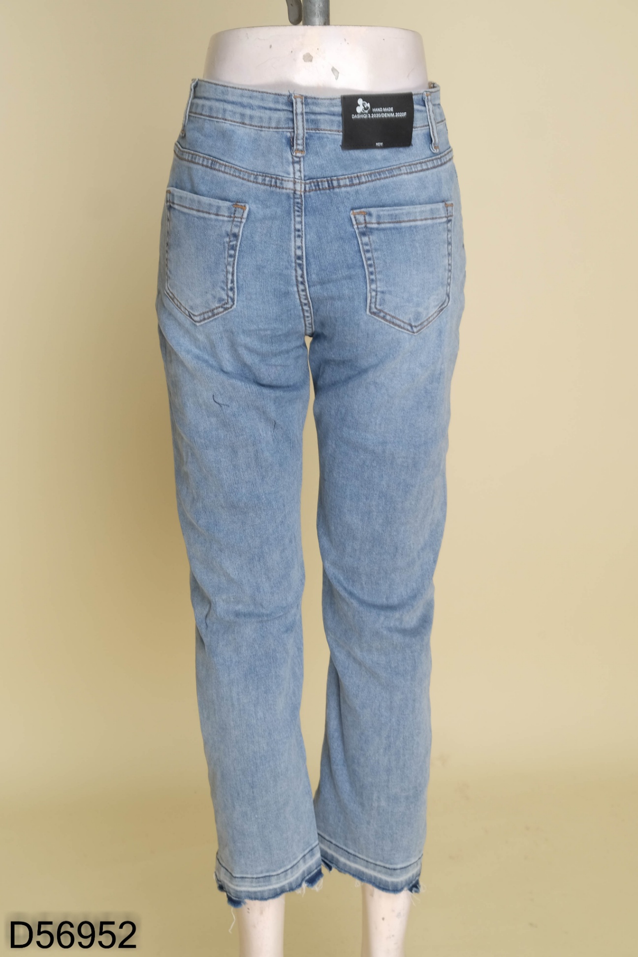 Quần jeans thêu chữ