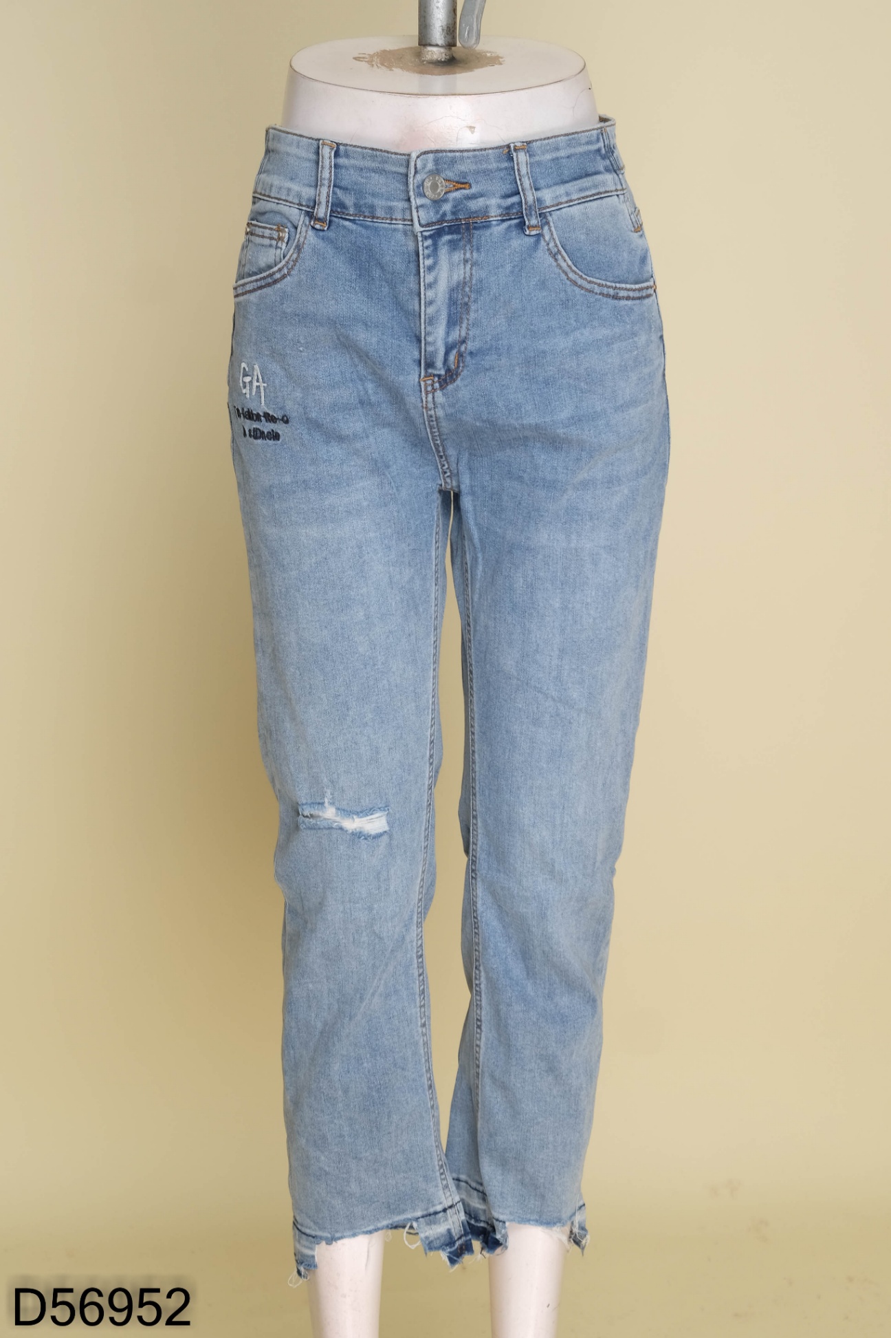 Quần jeans thêu chữ