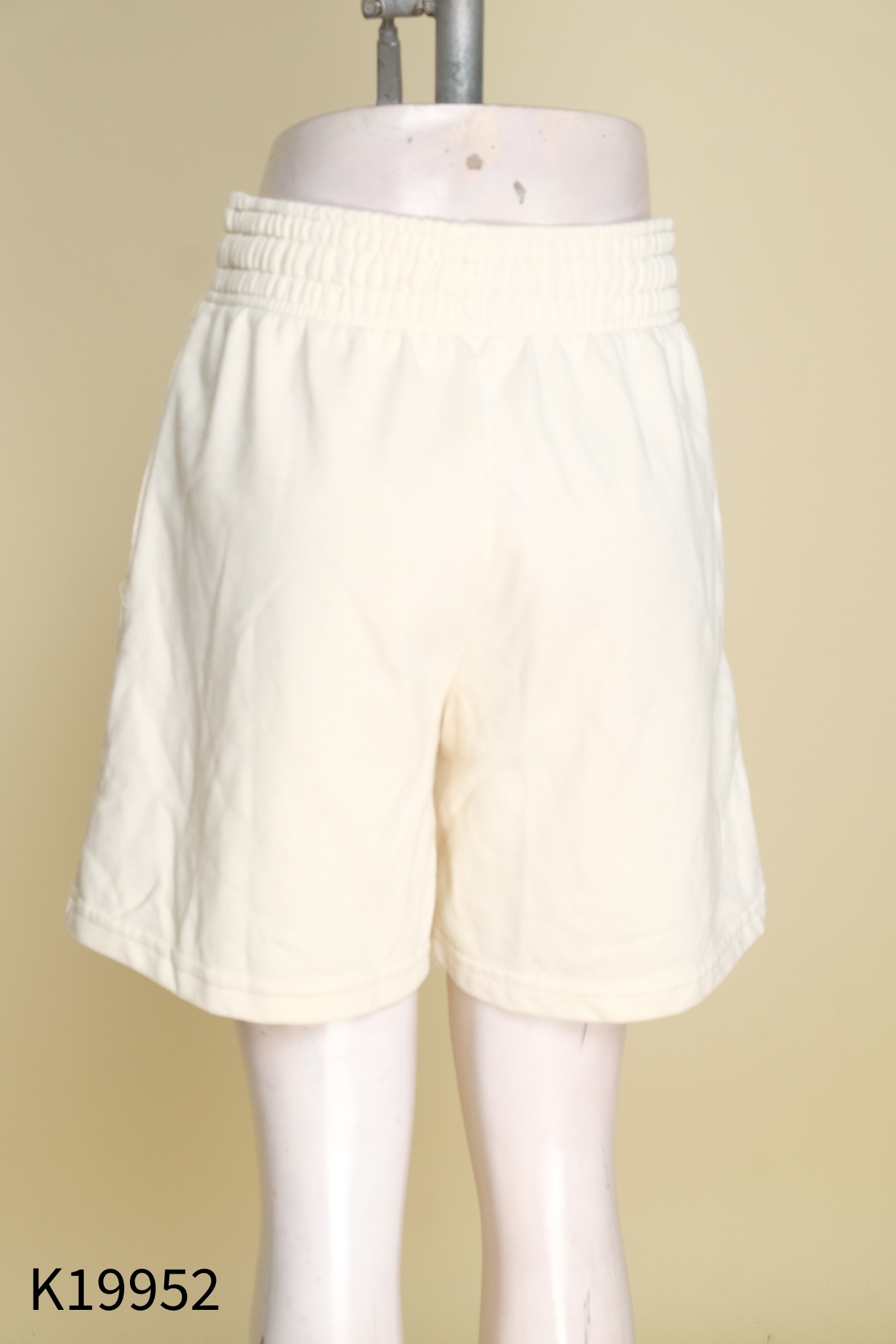 Quần short BERSHKA be