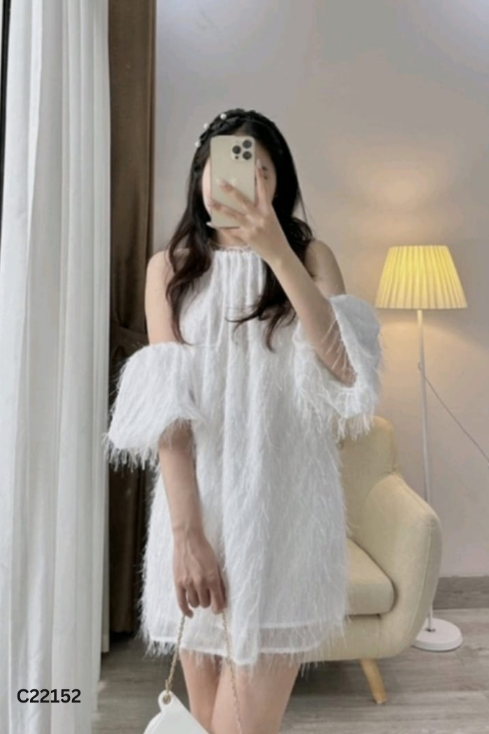 Váy trắng lông khoét vai