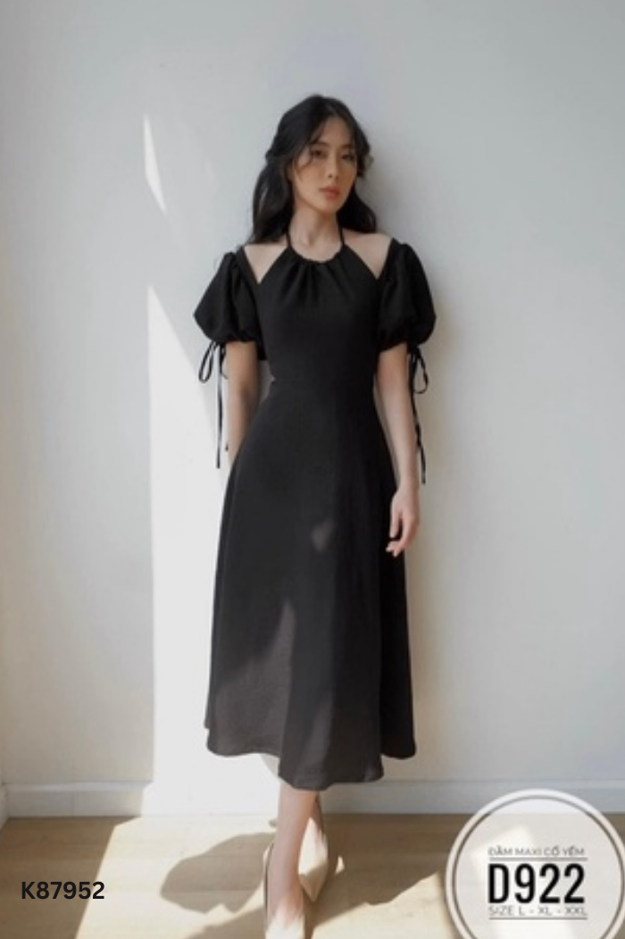 Váy đen phối cổ yếm