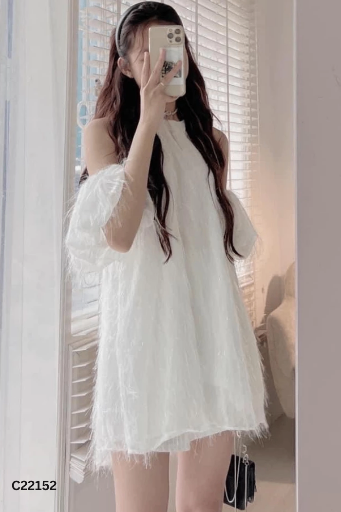 Váy trắng lông khoét vai