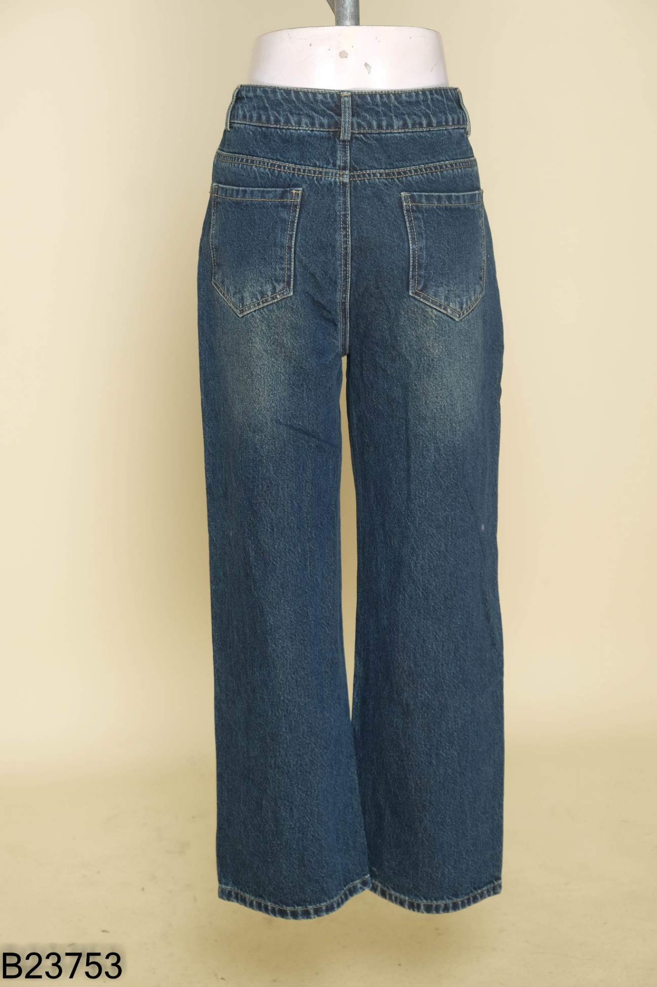 Quần jeans xanh thêu chữ C