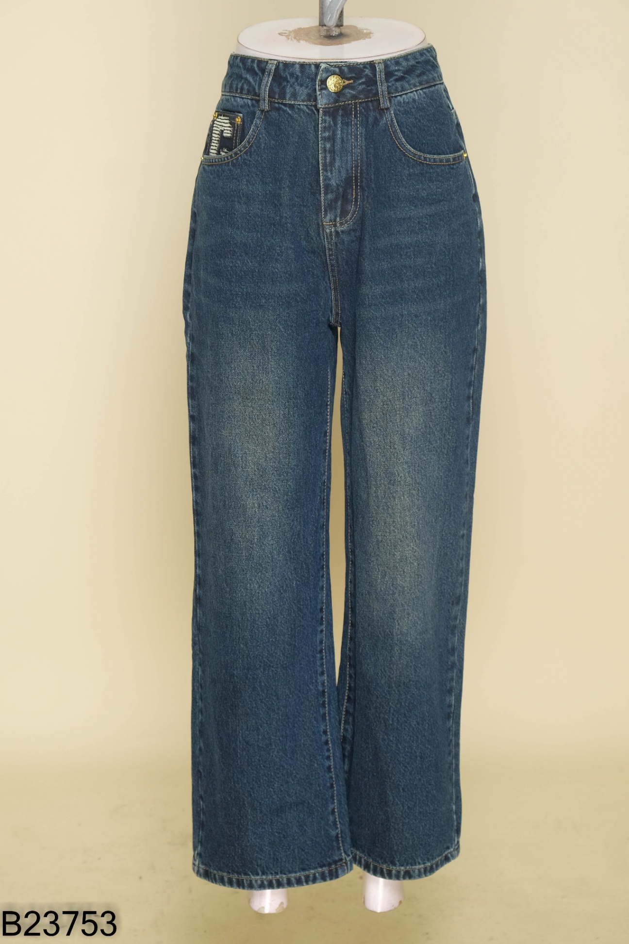 Quần jeans xanh thêu chữ C