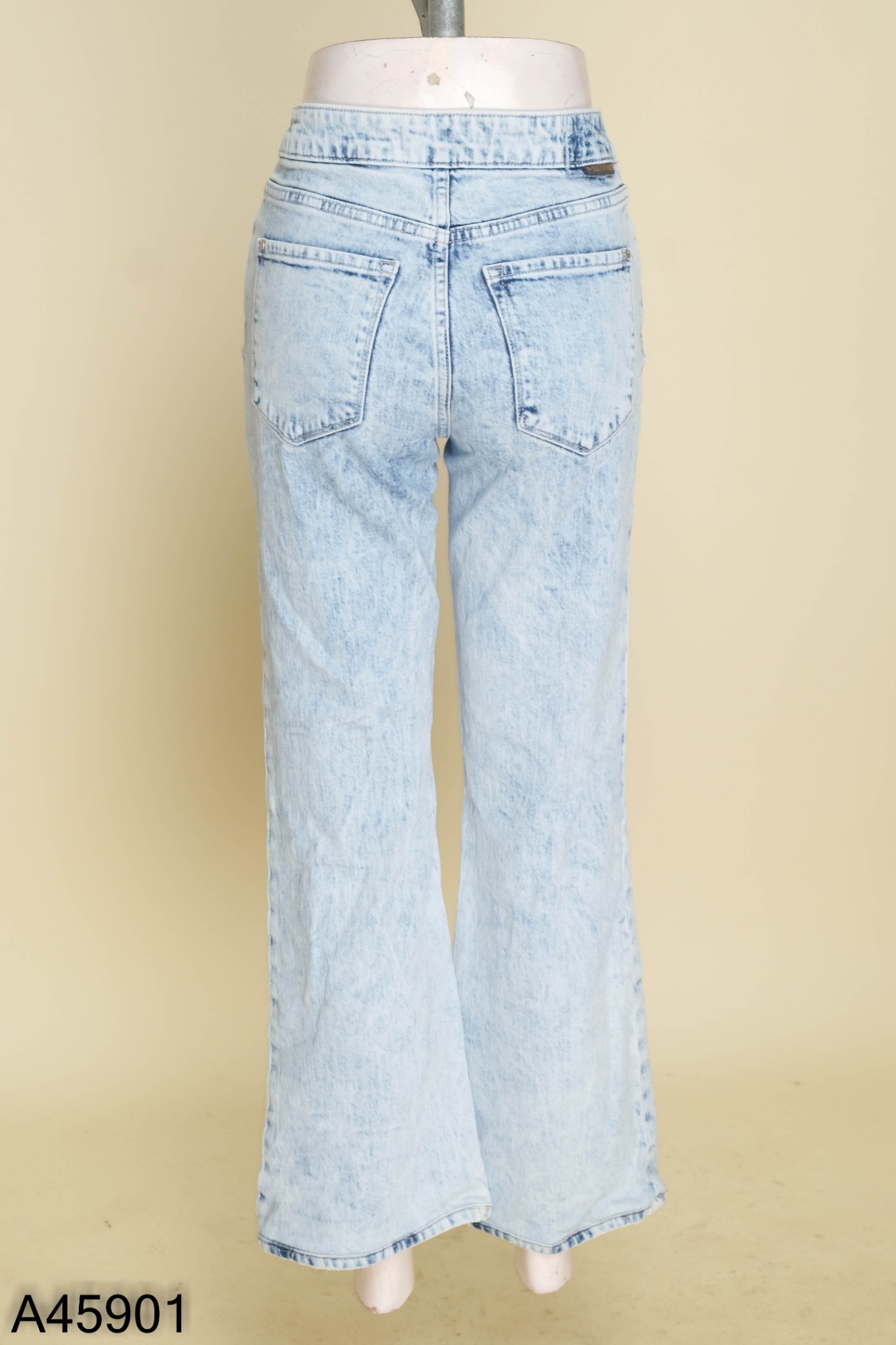 Quần jeans xanh nhạt ống loe