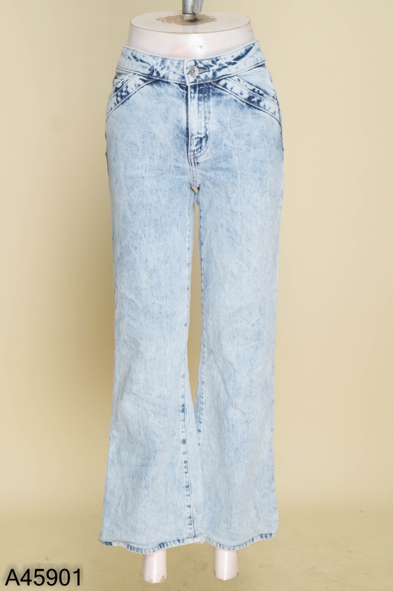 Quần jeans xanh nhạt ống loe