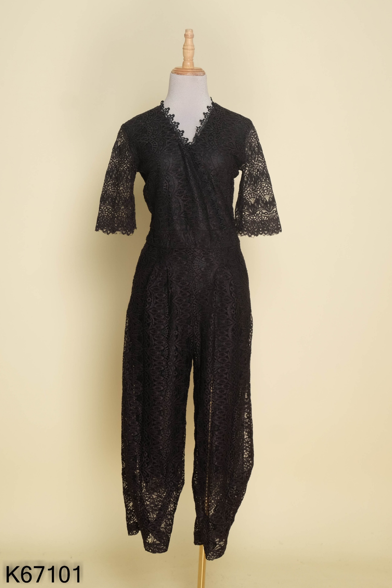 Jumpsuits ren đen cổ V