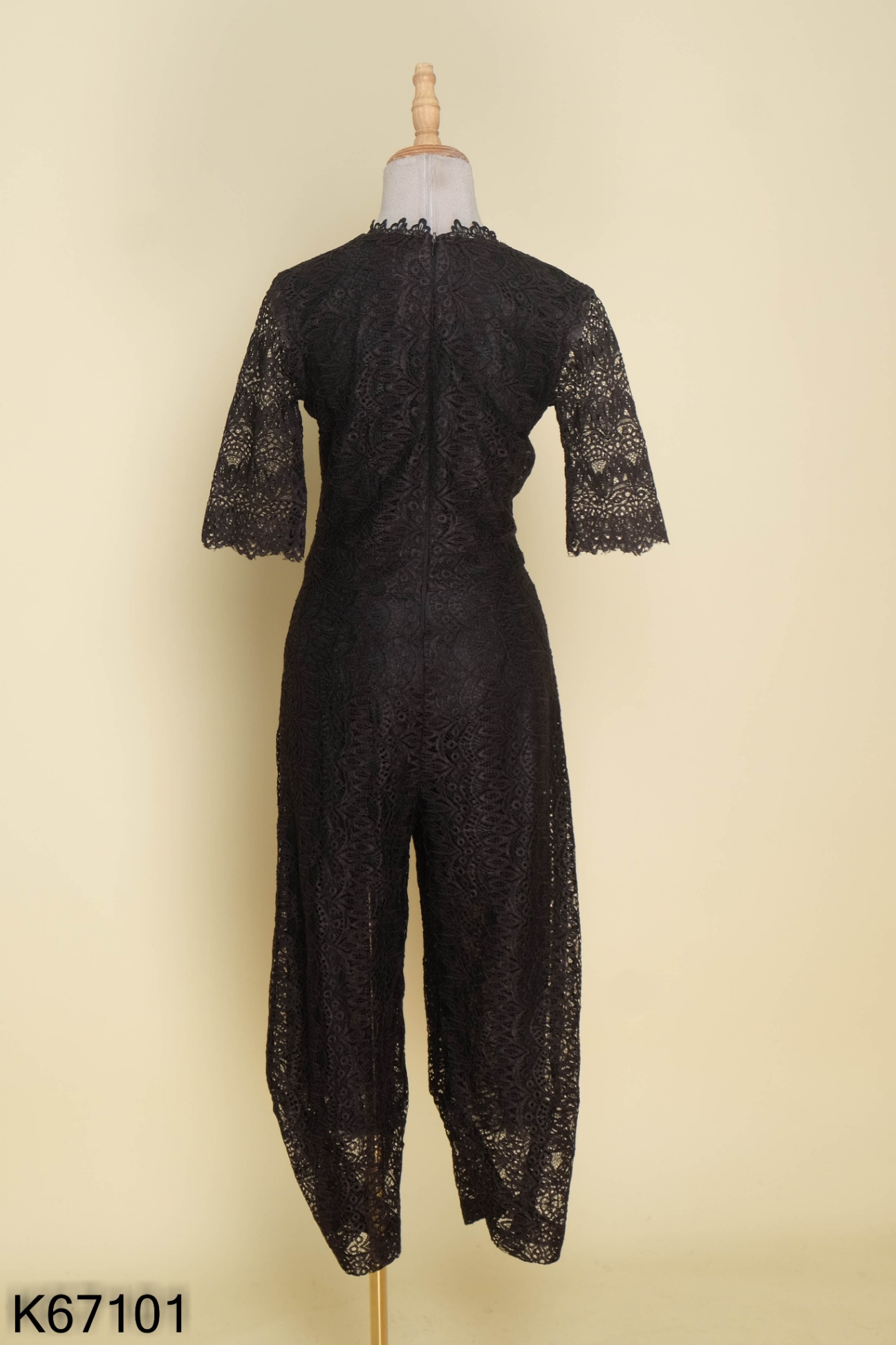 Jumpsuits ren đen cổ V