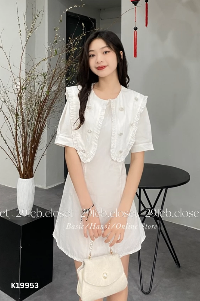 Váy trắng đính đá cổ bèo