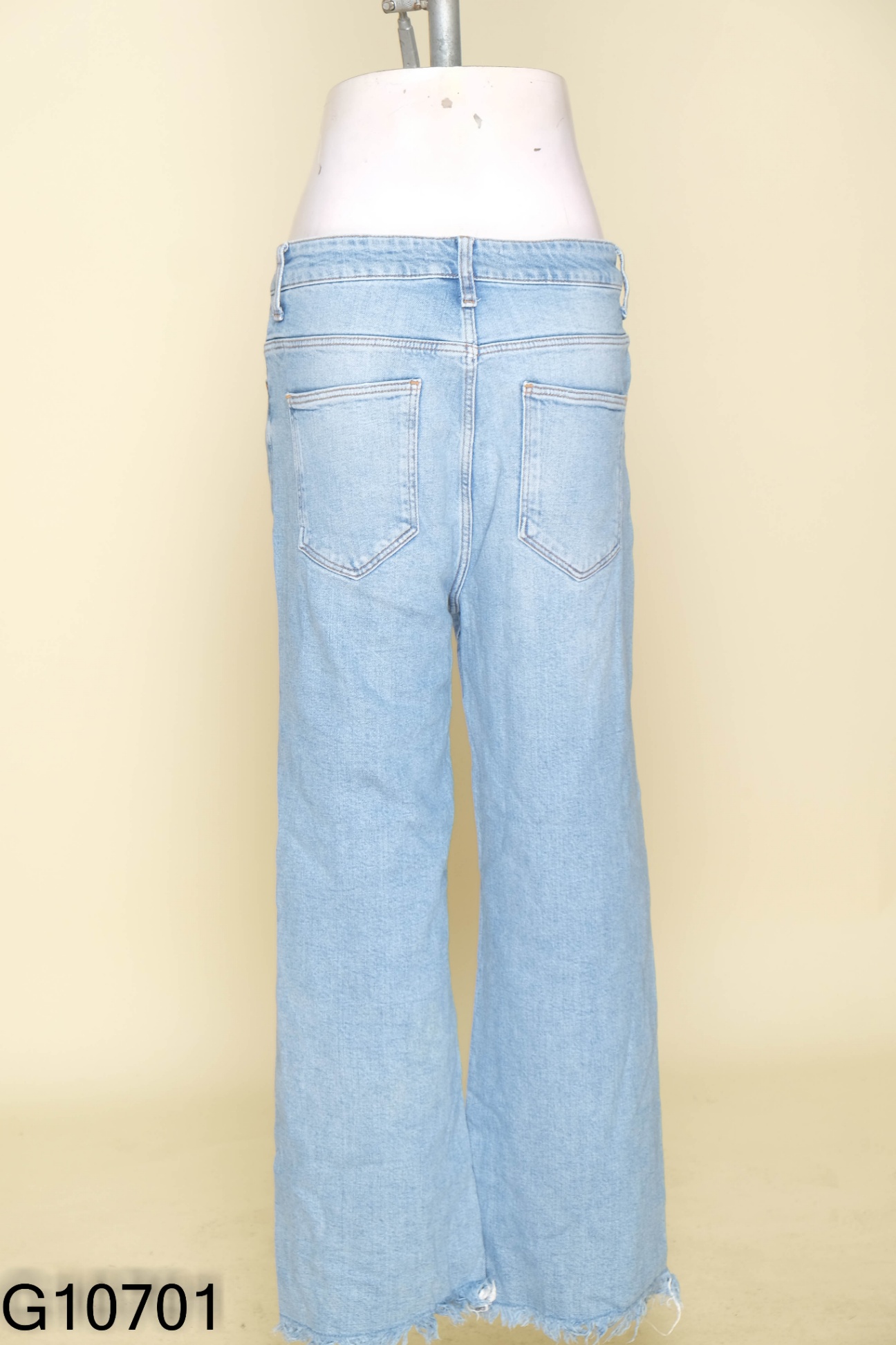 Quần jeans ZARA xanh gấu tua rua