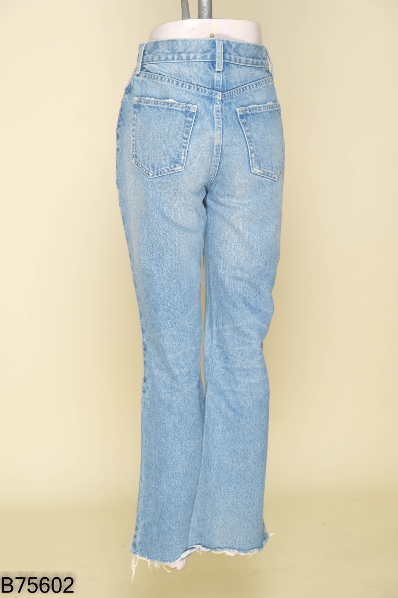 Quần jeans xanh cắt gấu