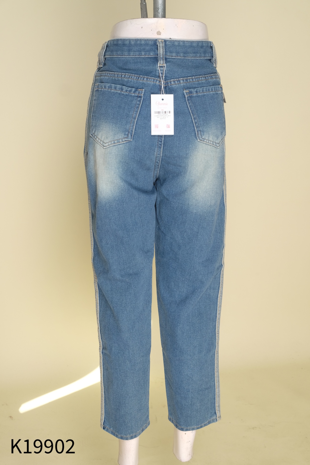 Quần jeans xanh chỉ vàng