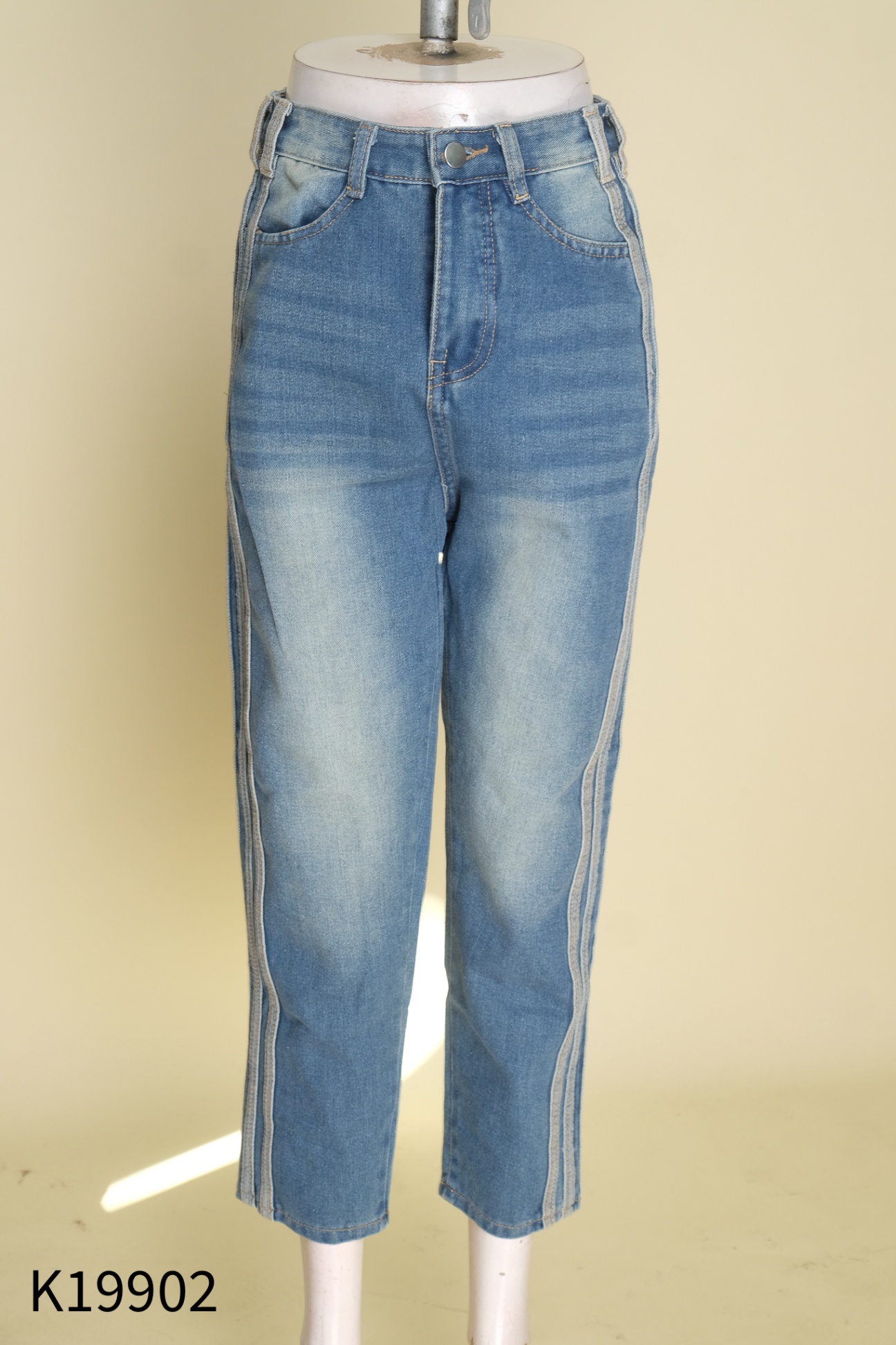 Quần jeans xanh chỉ vàng