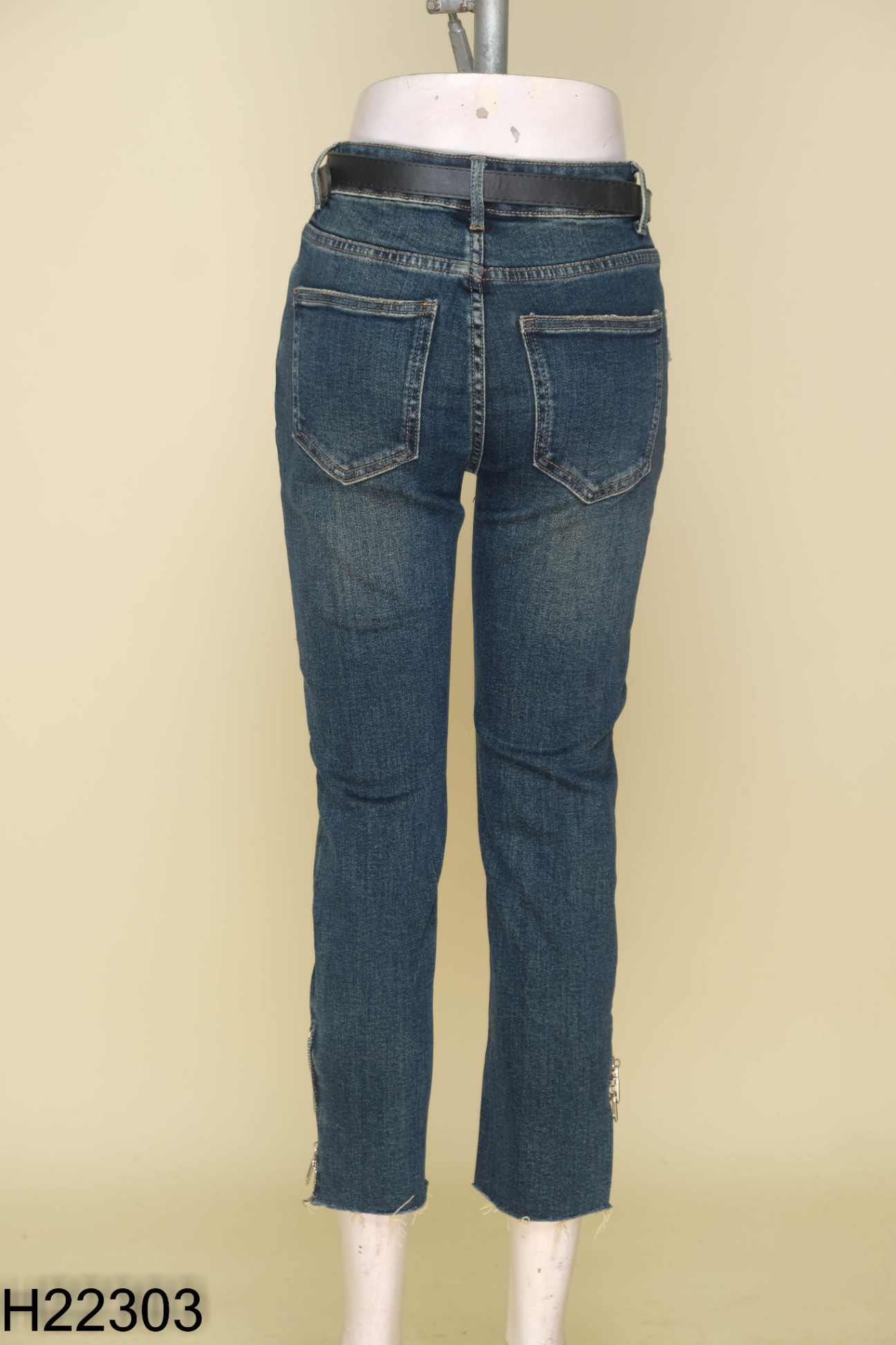 Quần jeans xanh kèm đai lưng