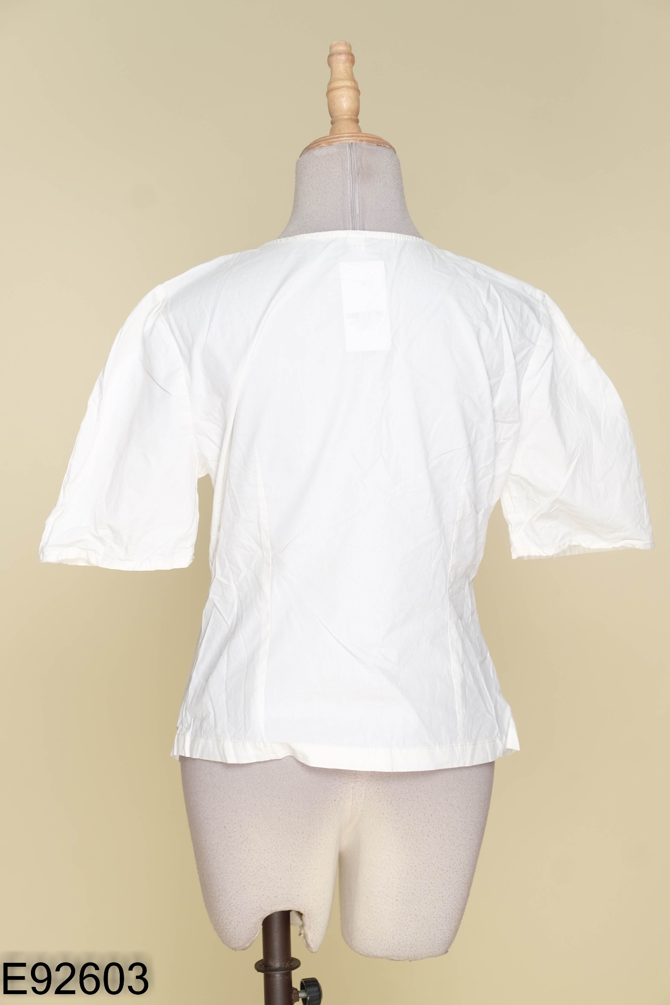 Áo trắng cúc giữa