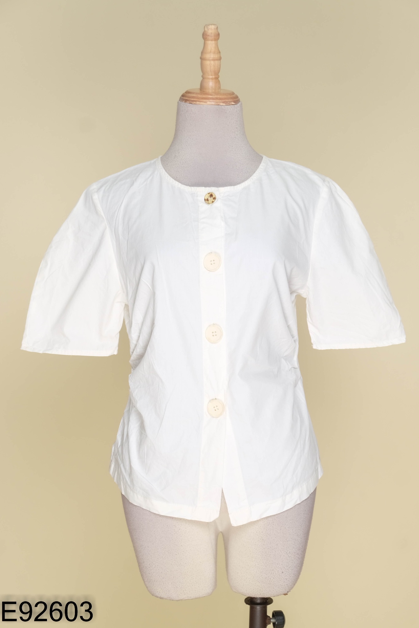 Áo trắng cúc giữa