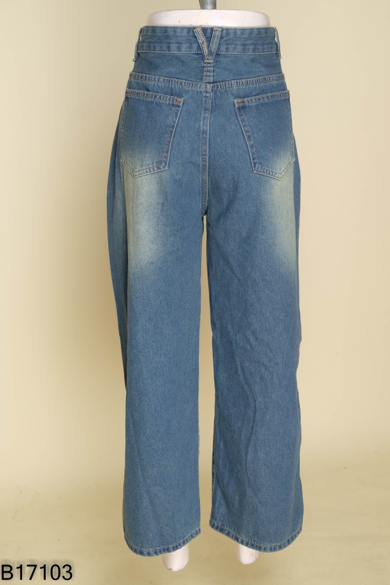 Quần jeans xanh rách gấu