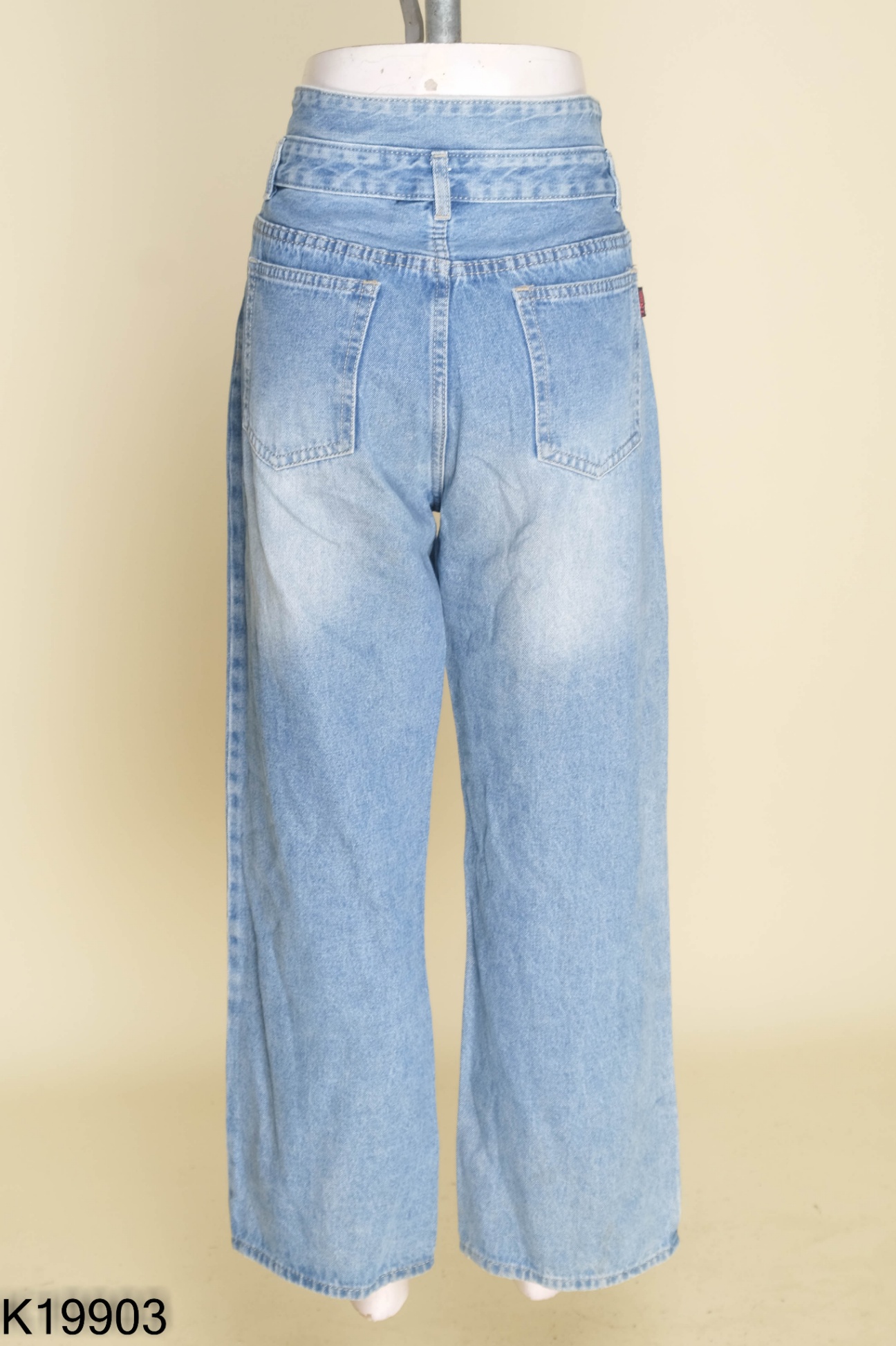 Quần jeans xanh phối khuy