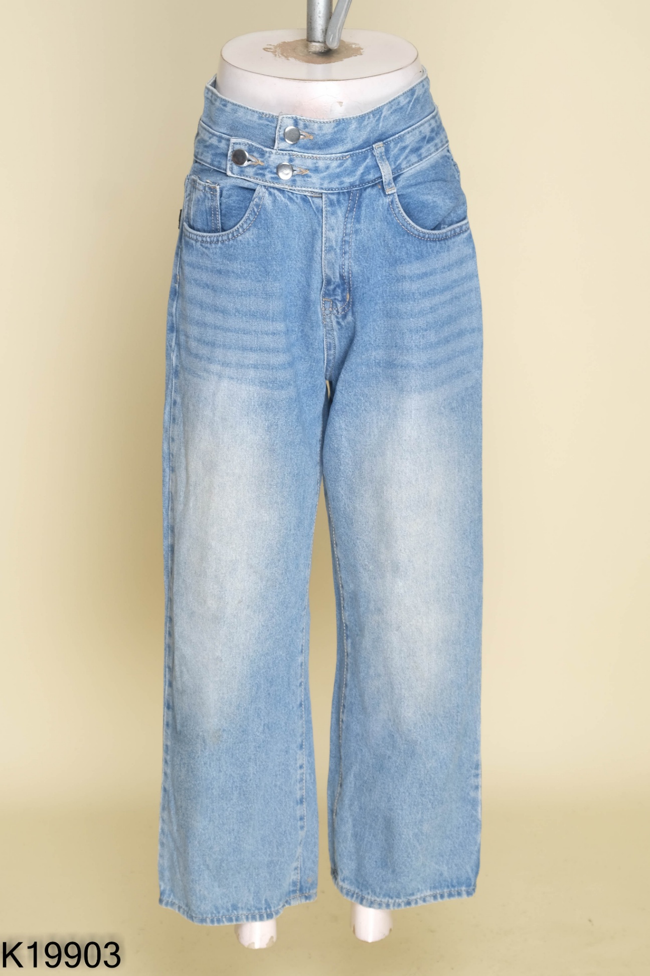 Quần jeans xanh phối khuy