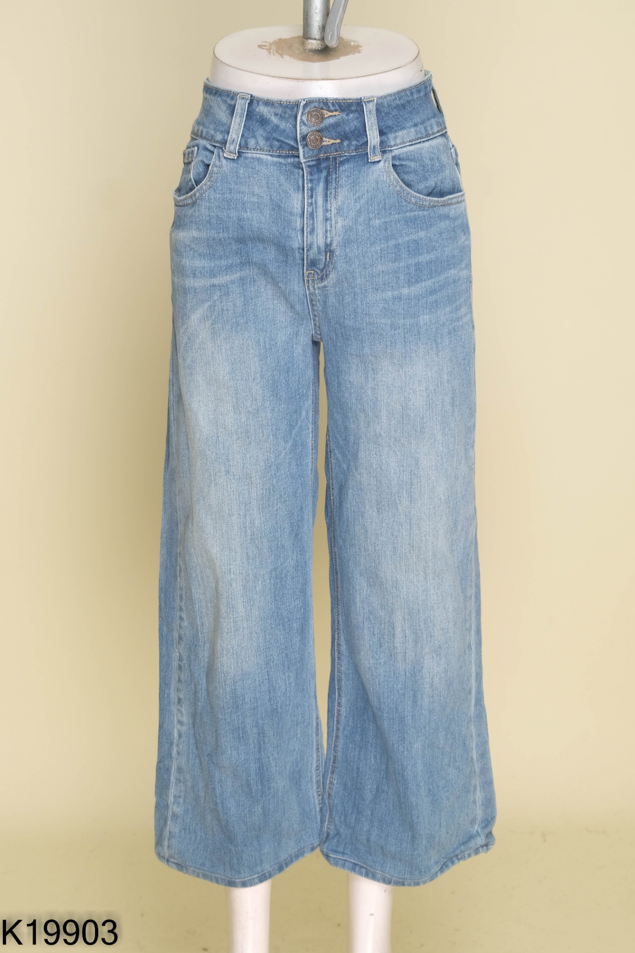 Quần jeans xanh nhạt