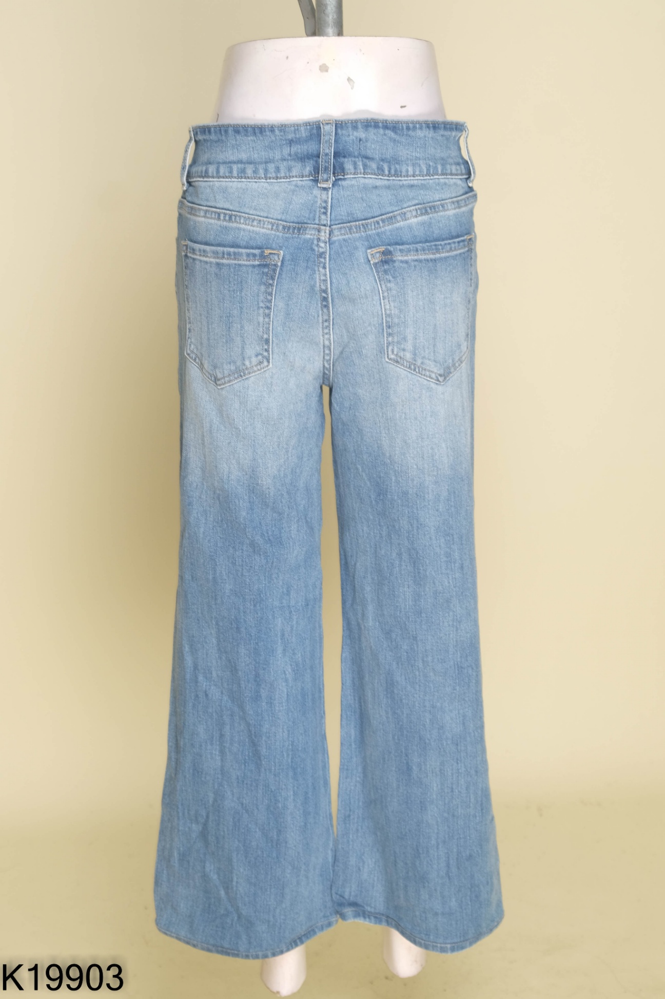 Quần jeans xanh nhạt