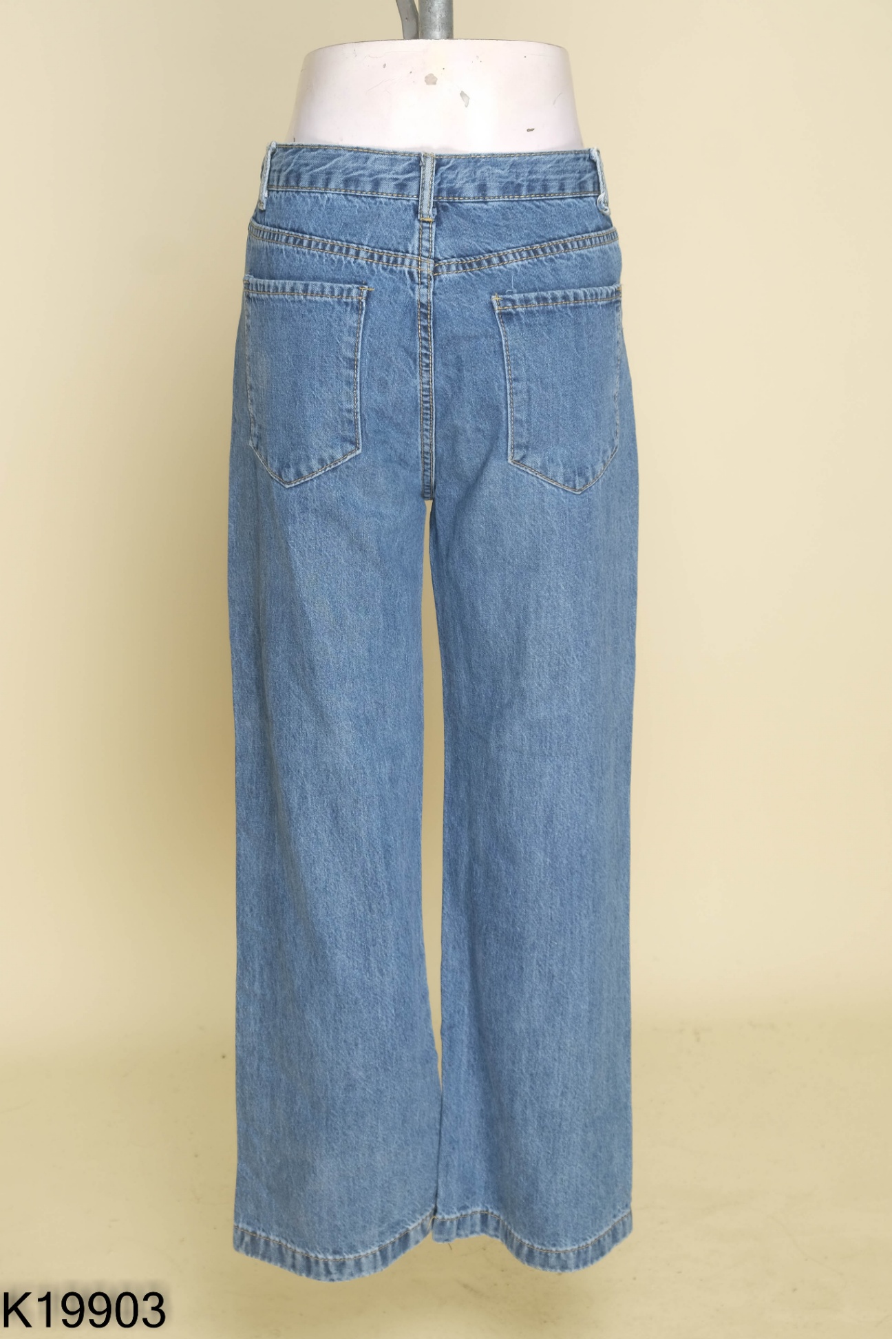 Quần jeans xanh suông