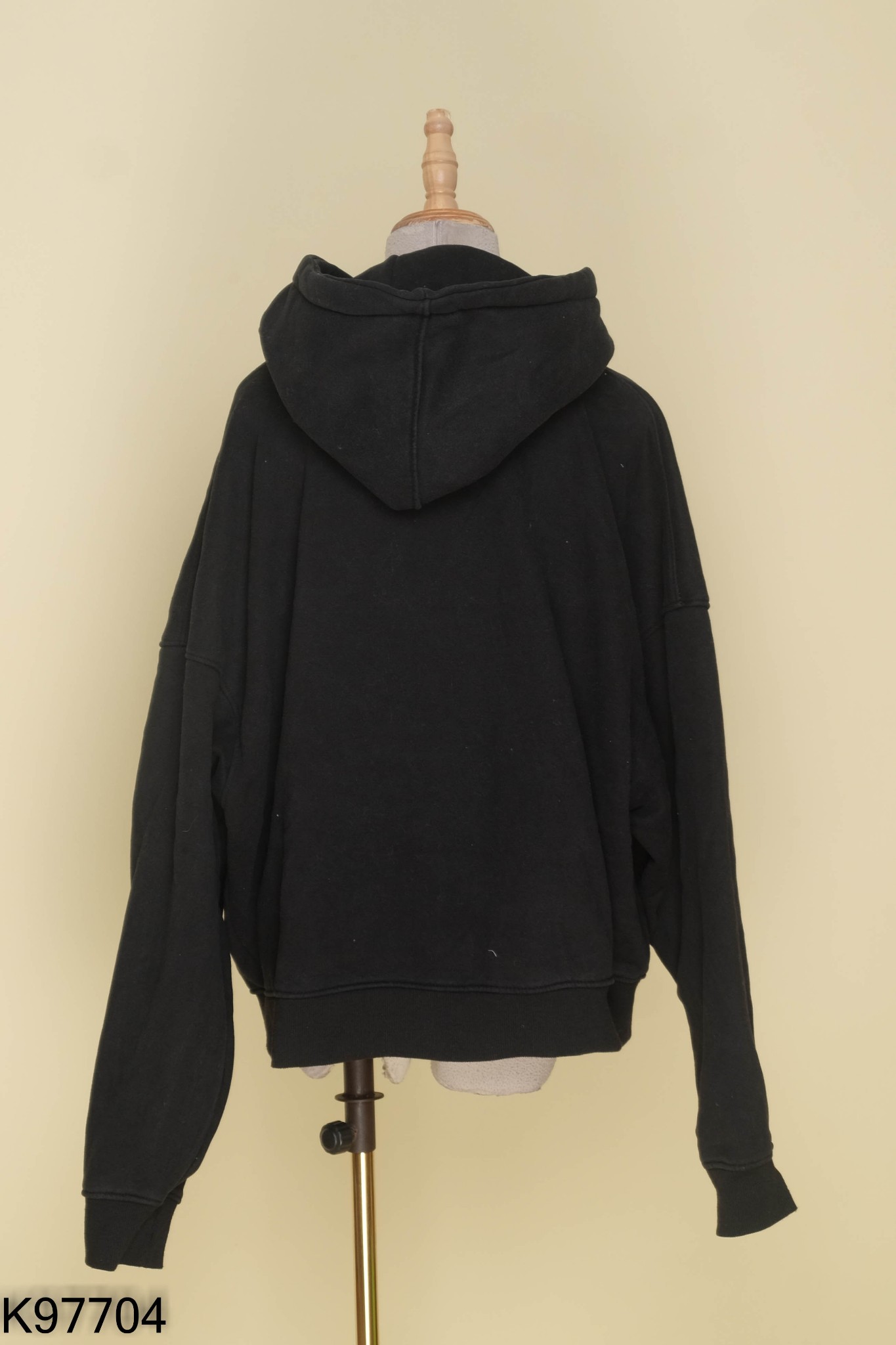 Áo hoodie đen chữ trắng